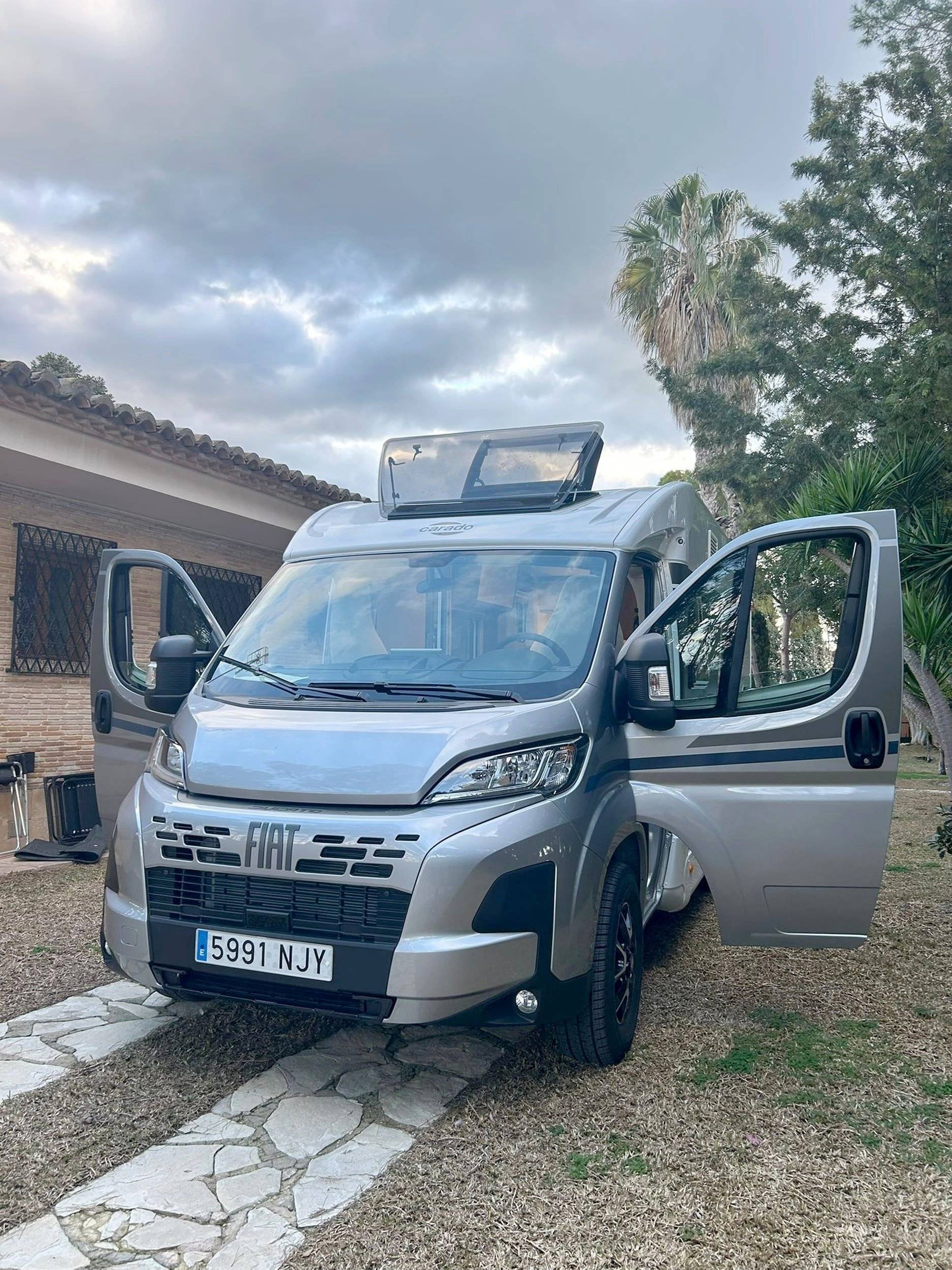 schräge Vorderansicht Fiat 2,3 l Multijet 140 - Yescapa