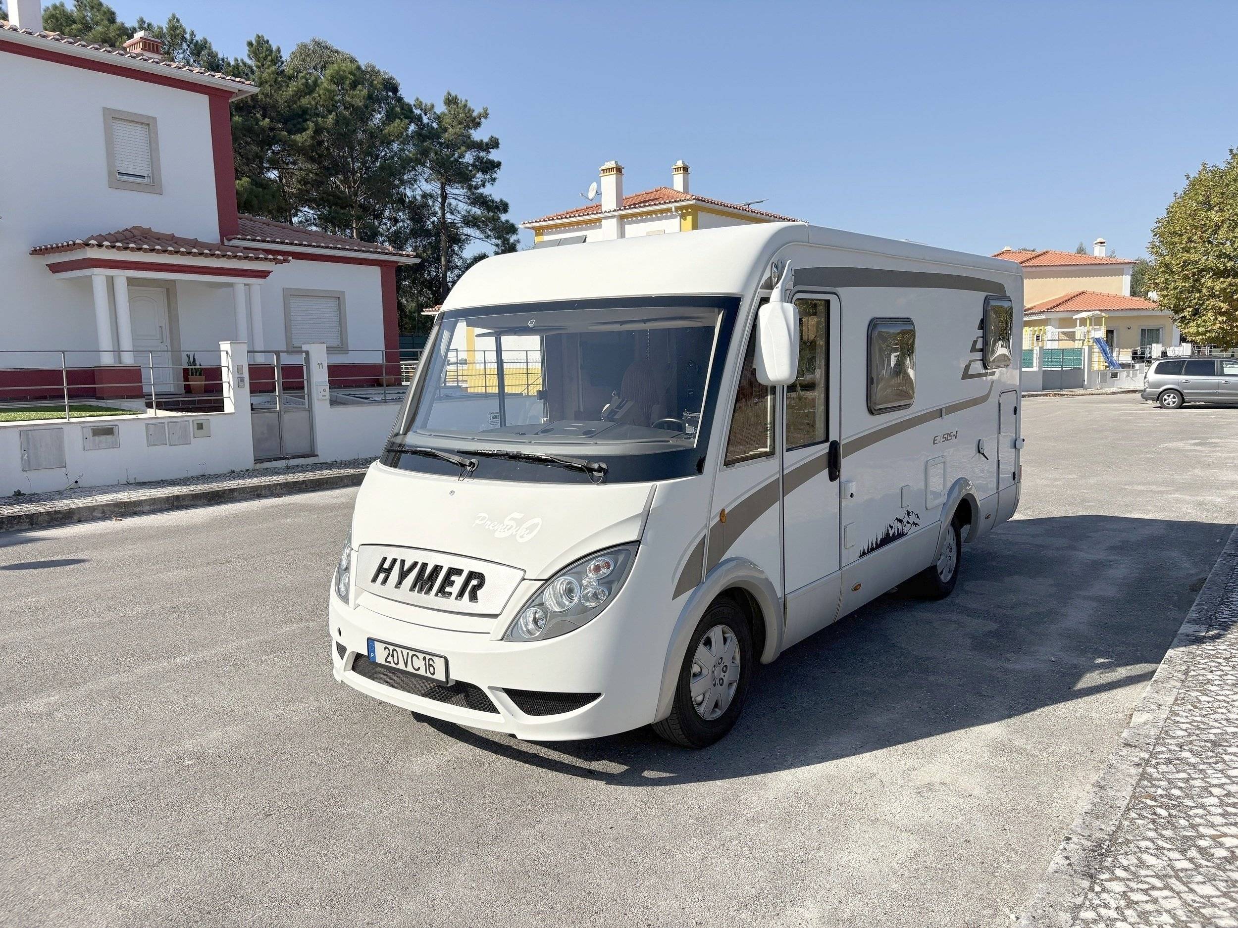 Vue avant de 3/4 Ford Transit 2,4 l 140 ch - Yescapa