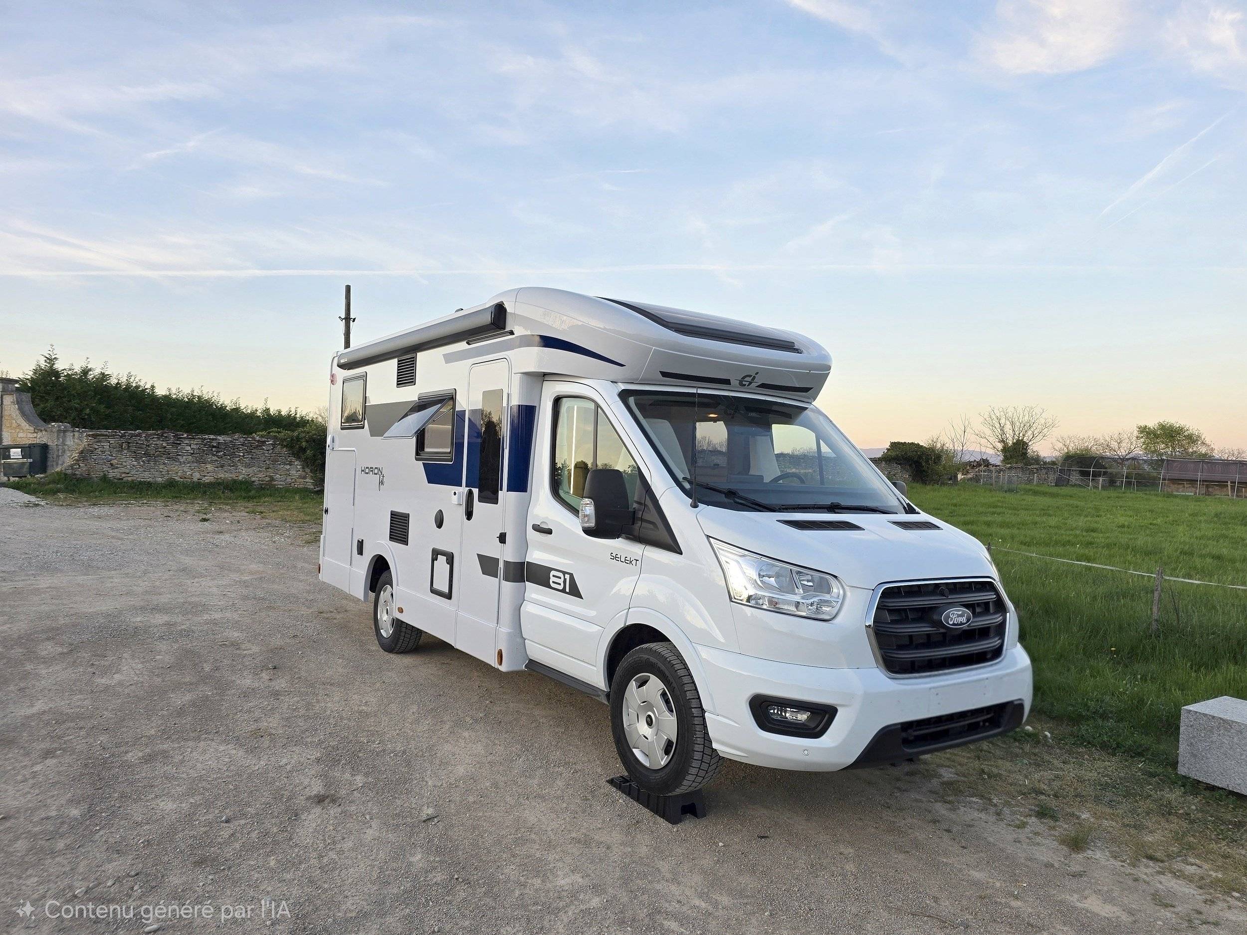 Vista del vehículo ángulo delantero Ford Transit 2,0 l 165 ch - Yescapa
