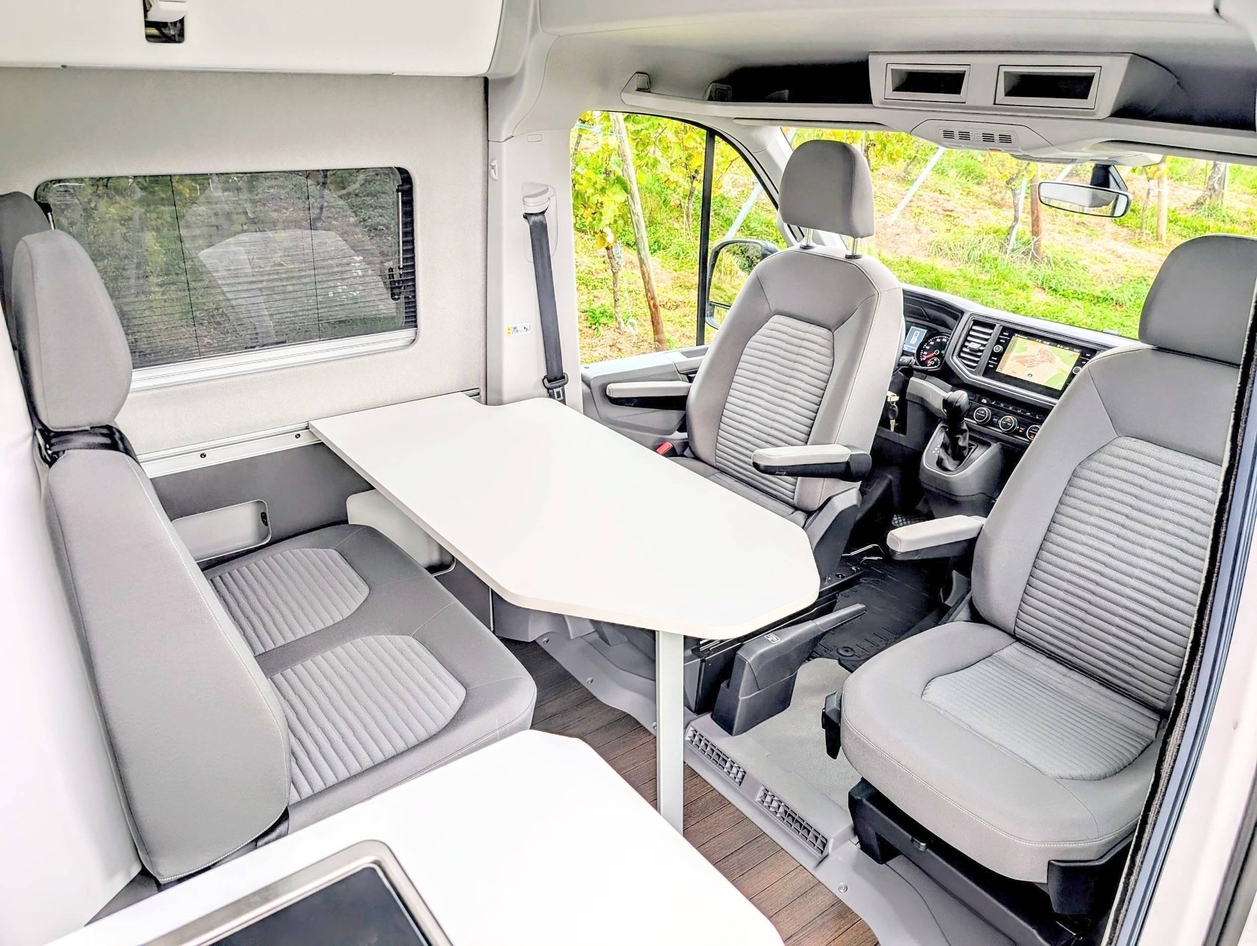 Menjador Volkswagen Grand California - Yescapa