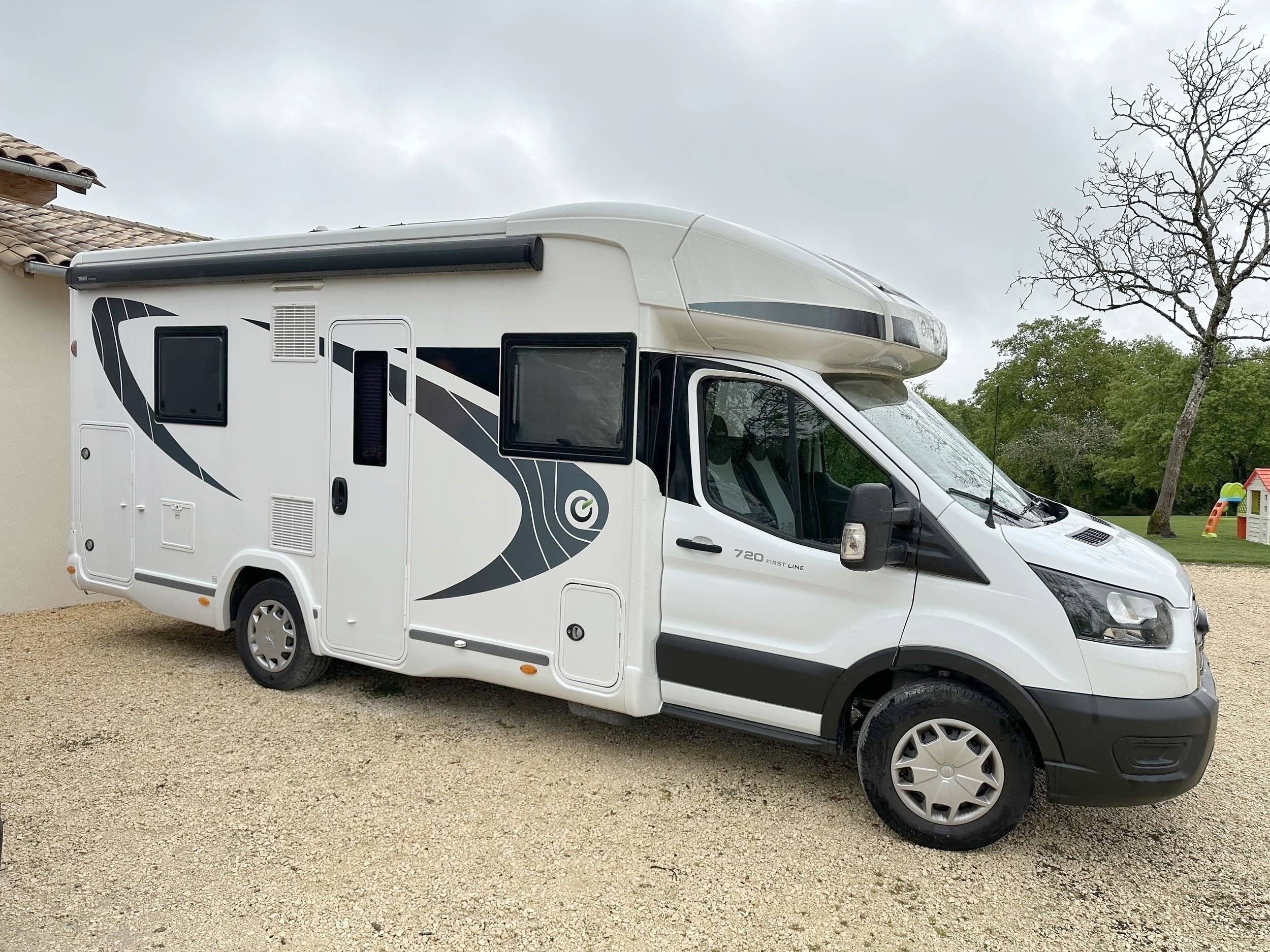 Vista del vehicle angle davanter Ford transit TDCI 170CH - Yescapa