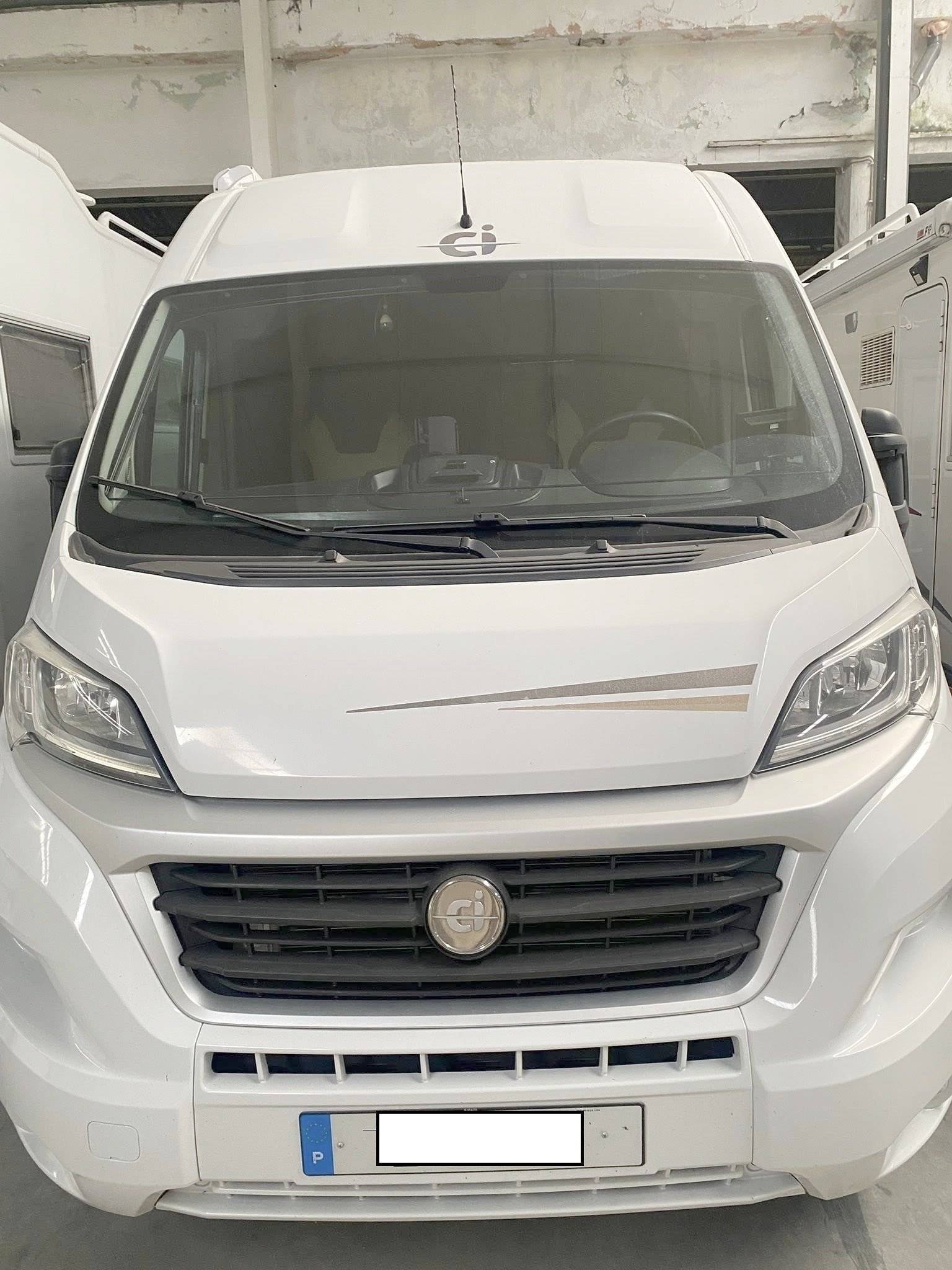 Vue avant de 3/4 Fiat 2,3 l 130 ch - Yescapa