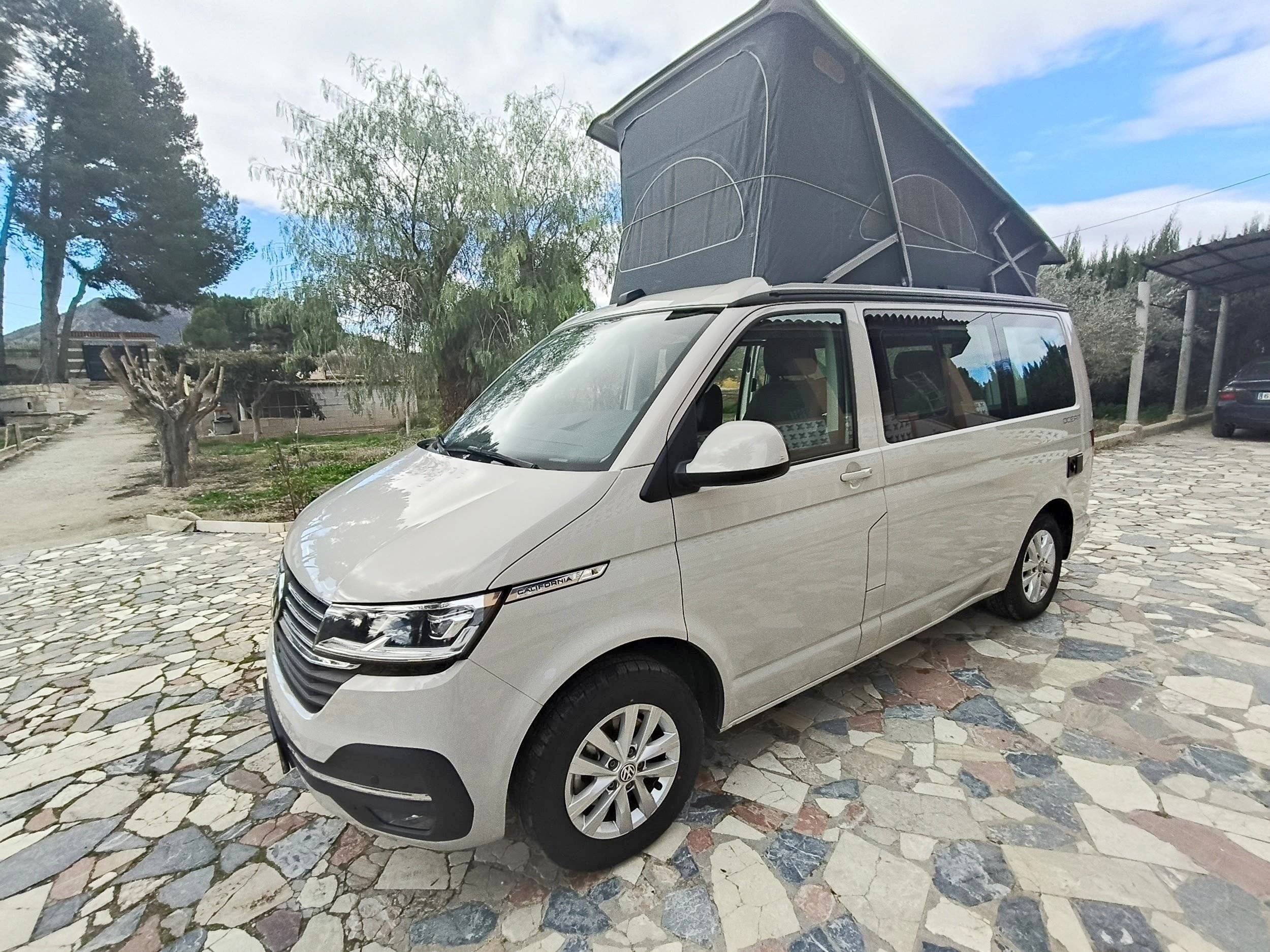 schräge Vorderansicht Volkswagen T6.1 California Ocean - Yescapa