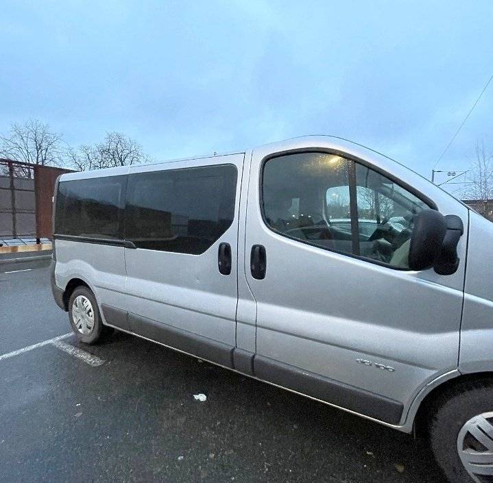 Vue avant de 3/4 Renault Trafic - Yescapa