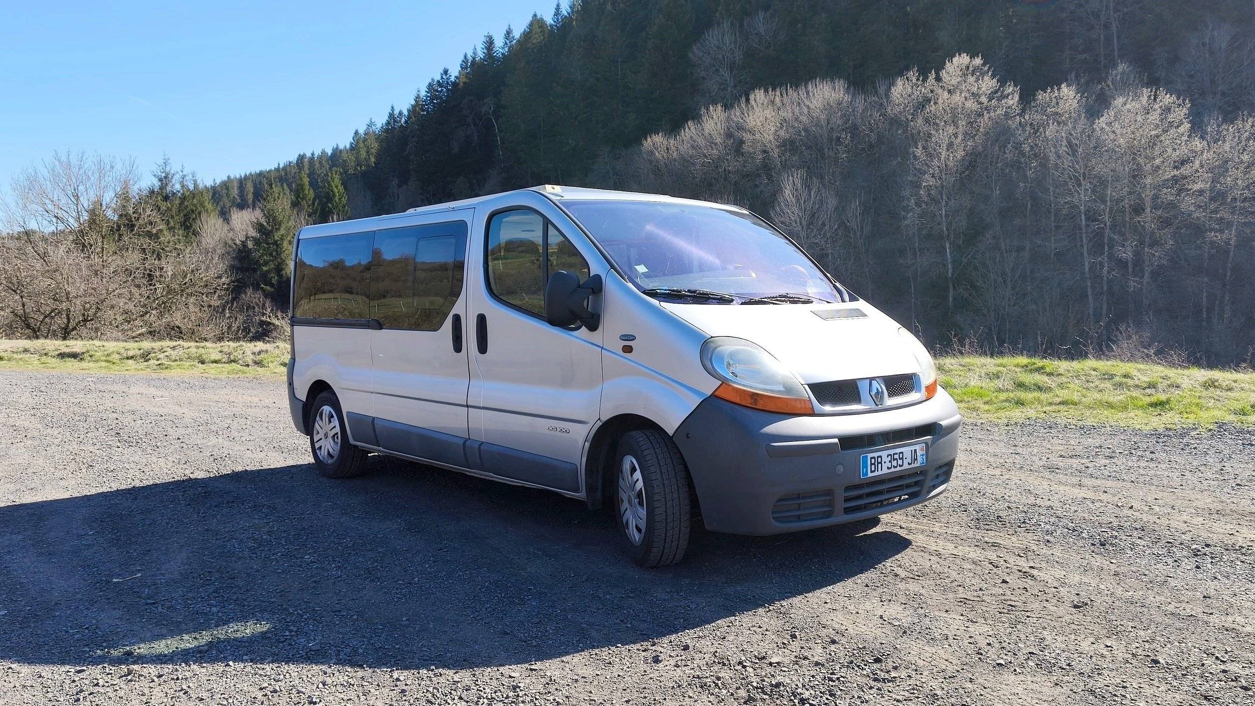 Vista del vehículo ángulo delantero Renault Trafic - Yescapa