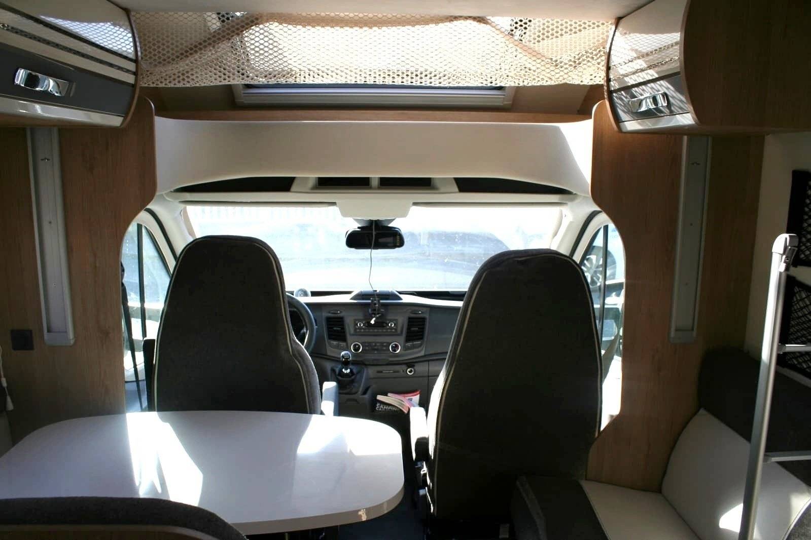 Dining Area Ford Transit 2,0 l 170 ch - Yescapa