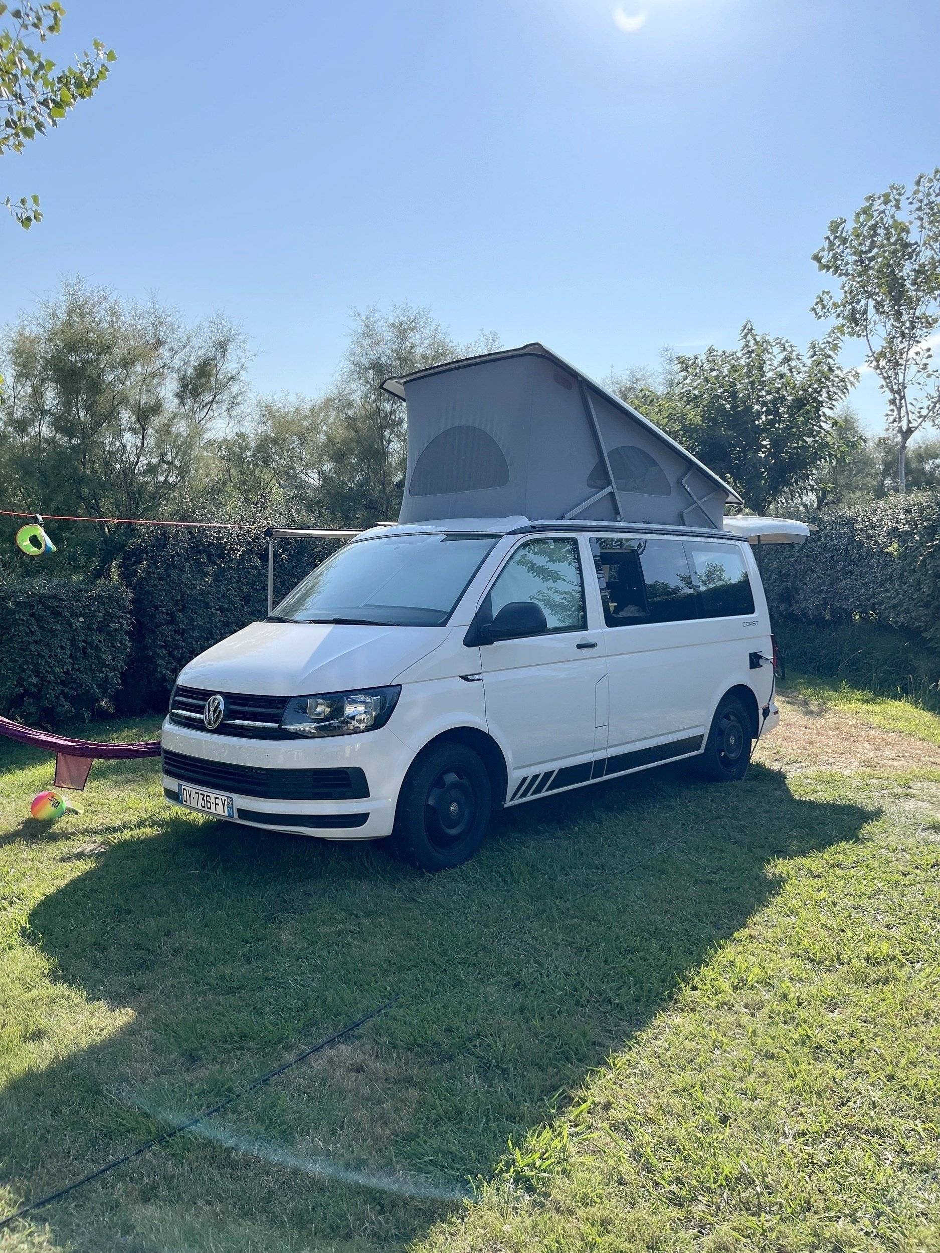 schräge Vorderansicht Volkswagen 2,0 l 140 ch - Yescapa