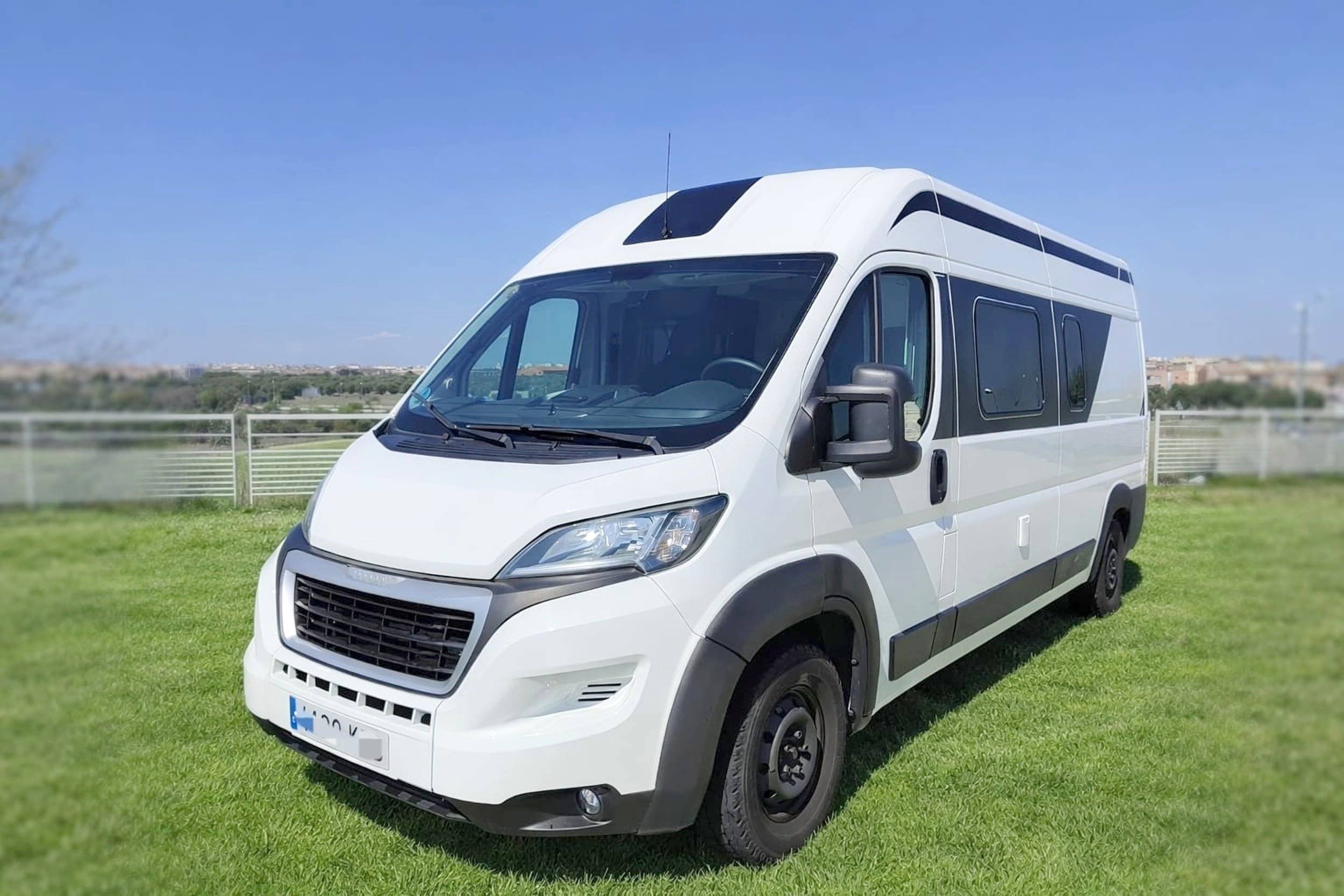 schräge Vorderansicht Peugeot Boxer 2,0 l 130 ch - Yescapa