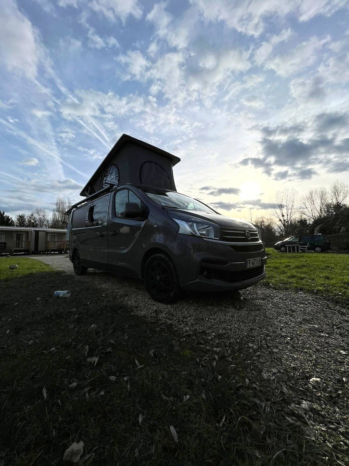 Vue avant de 3/4 Fiat Talento 1,6 l 120 ch - Yescapa