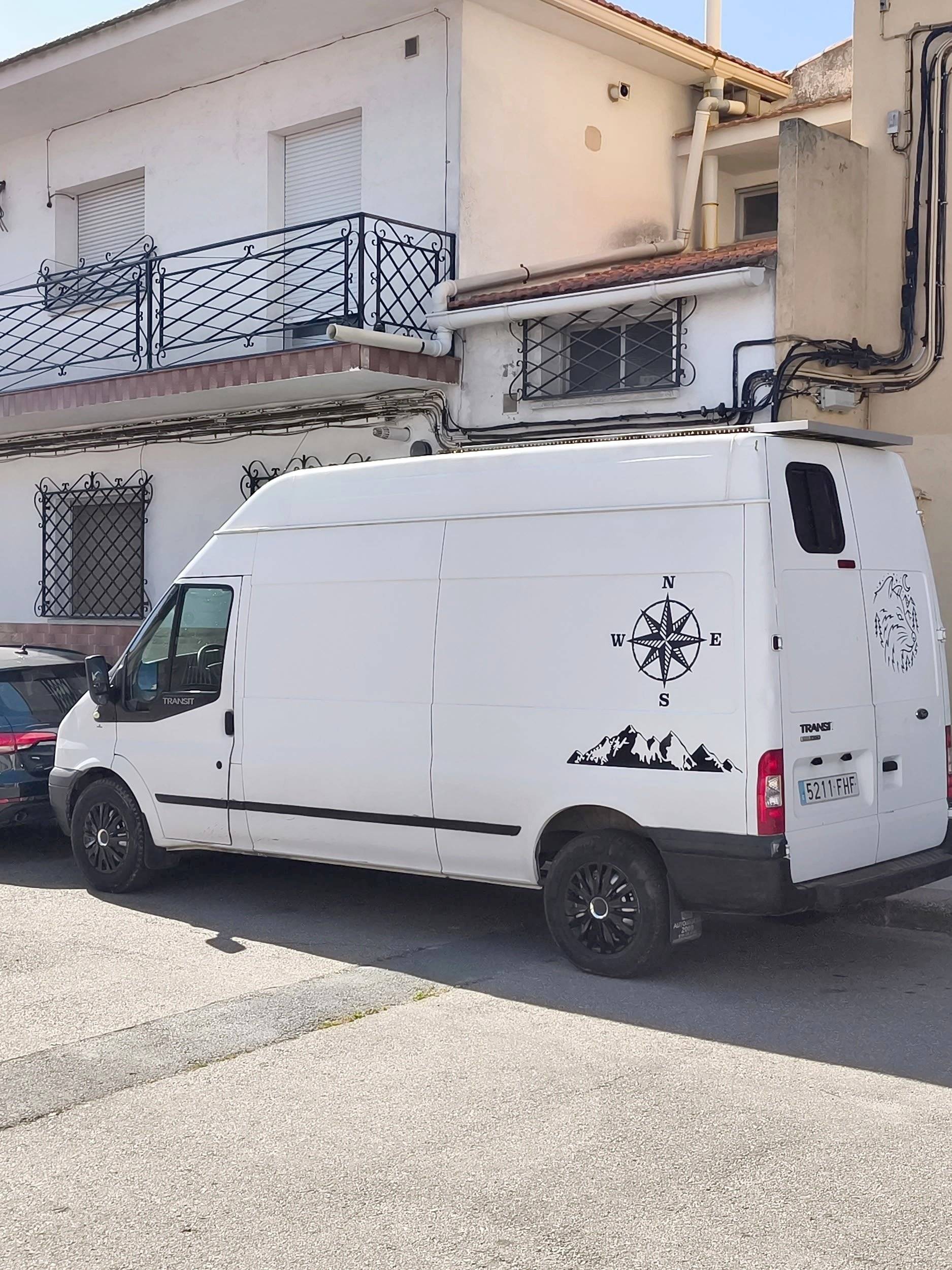 Vista de 3/4 Ford Transit 2,4 l TDCi 140 ch. - Yescapa