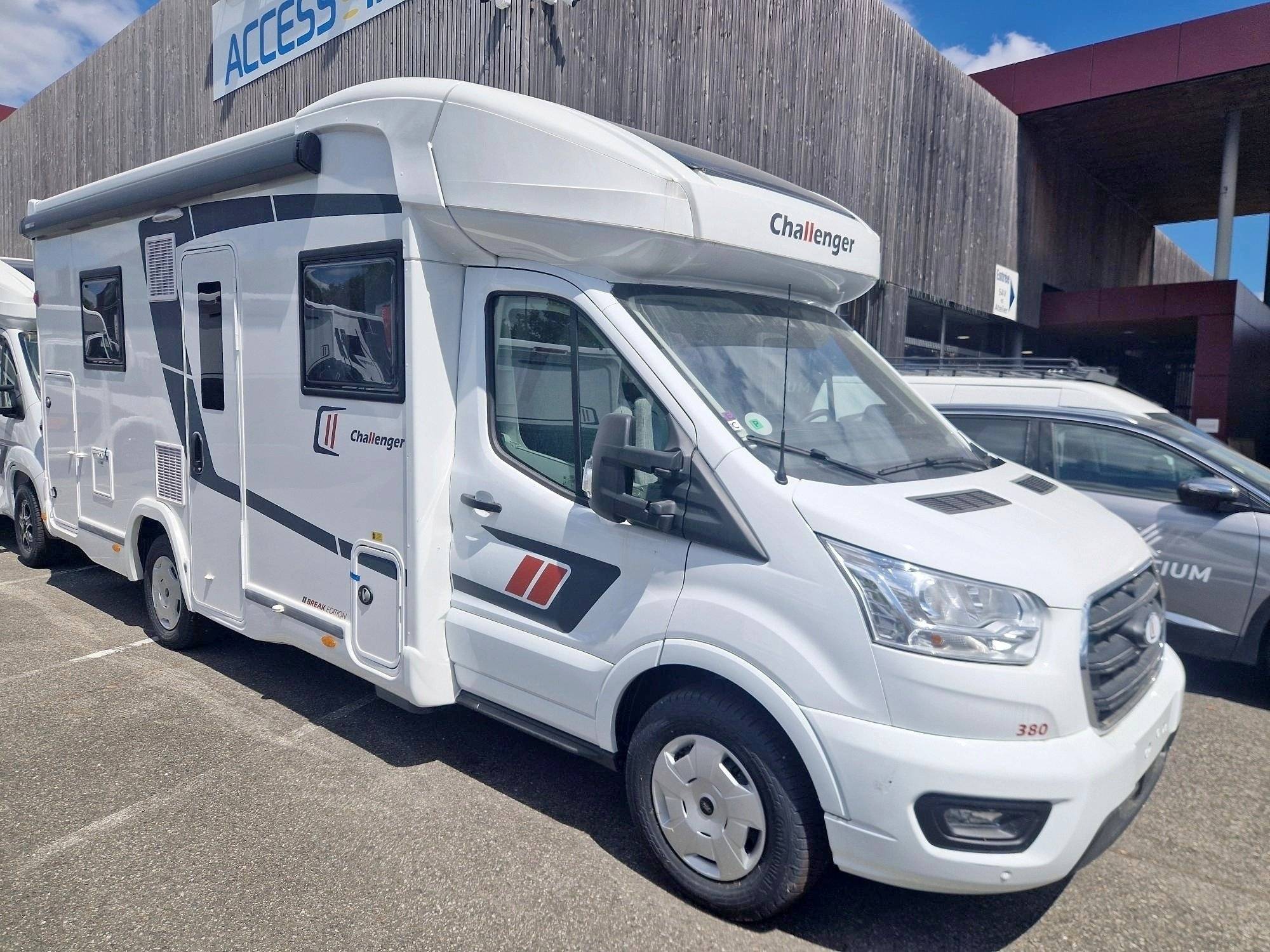 Vue avant de 3/4 Ford Transit 2,0 l 130 ch - Yescapa