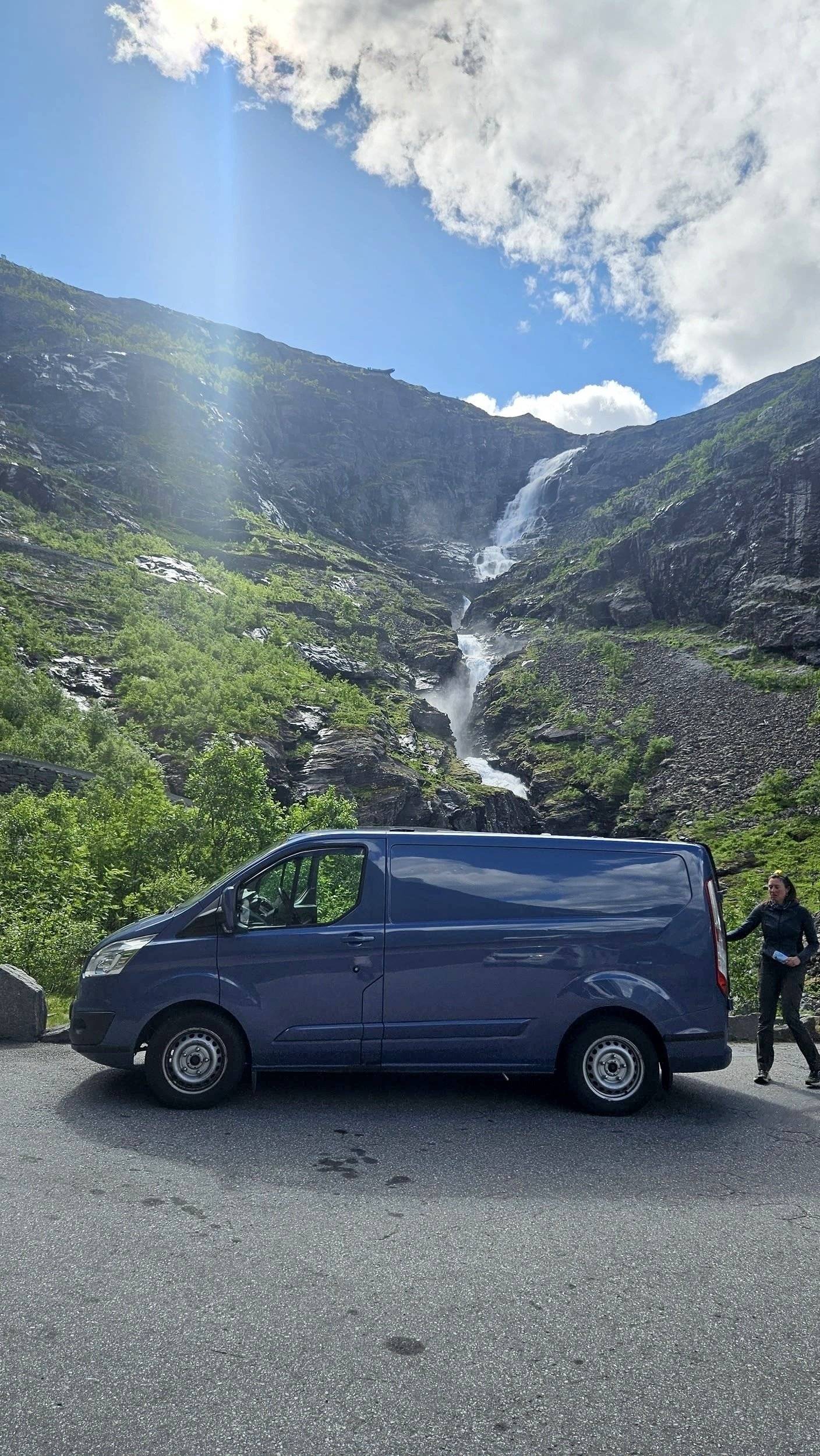 Vista parte trasera del vehículo Ford Transit custom - Yescapa