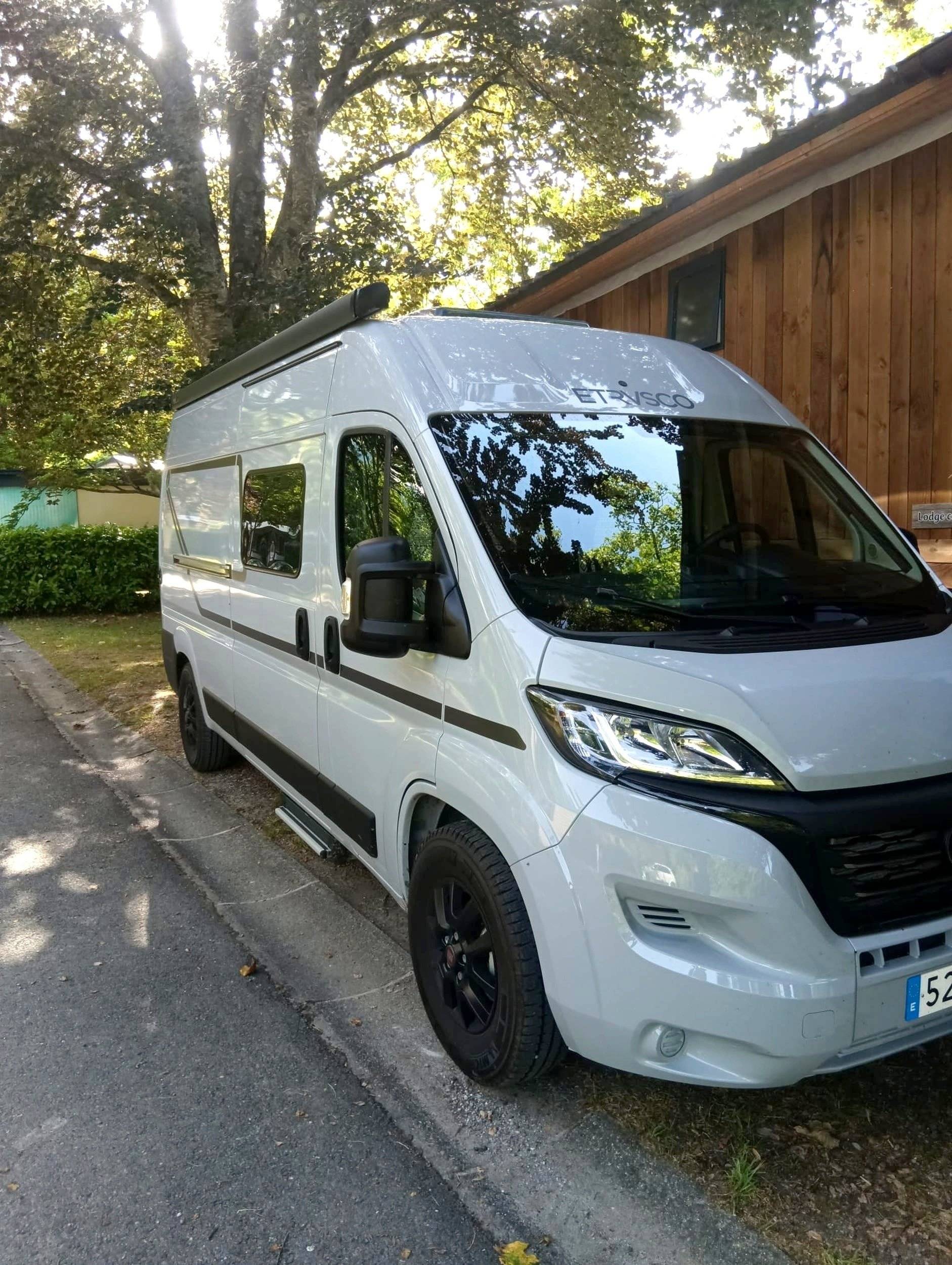 Vista de 3/4 Fiat Ducato 140 cv - Yescapa