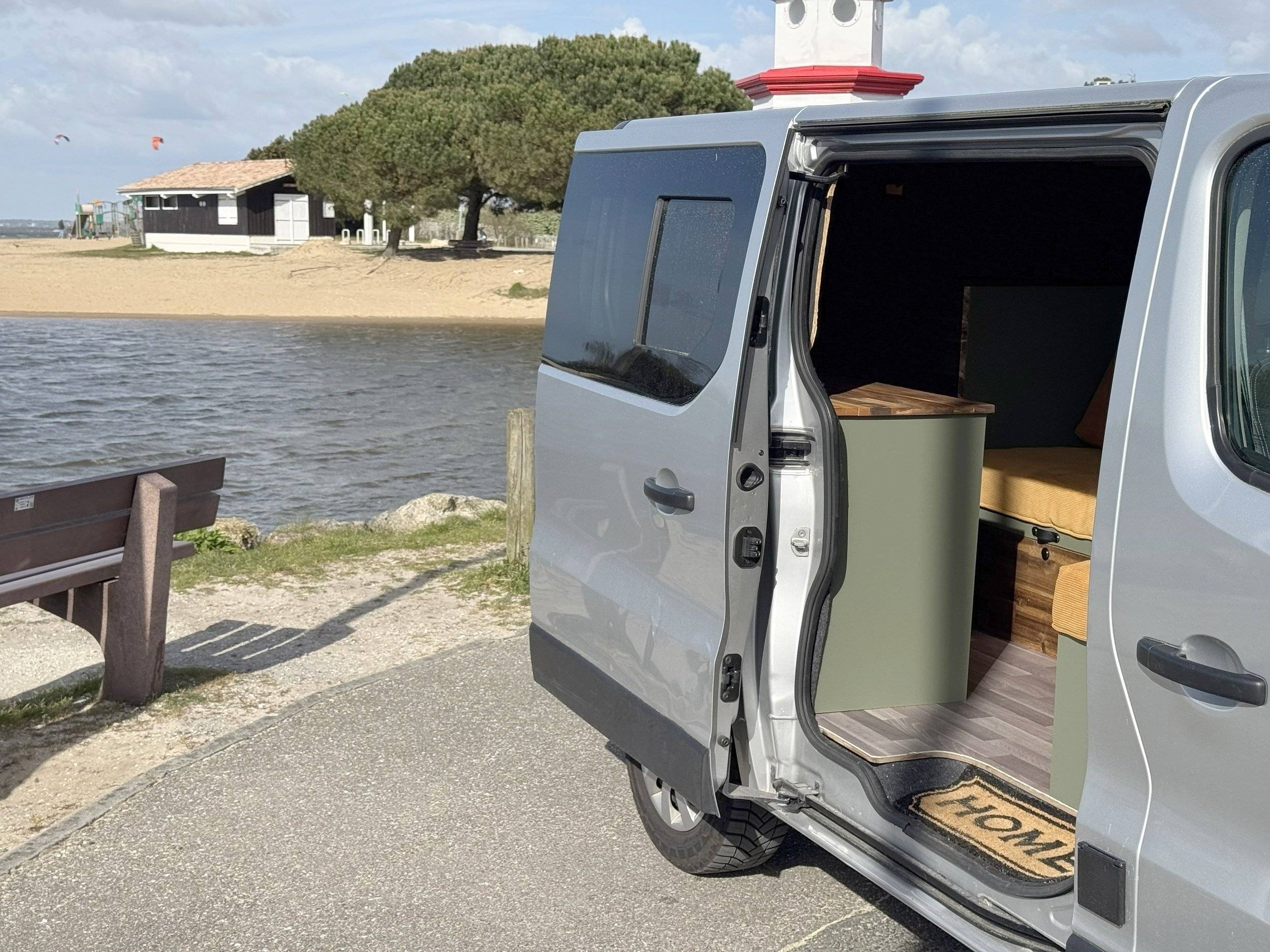 Vista del vehicle angle davanter Renault Trafic 2,0 l dCi 120 ch. - Yescapa