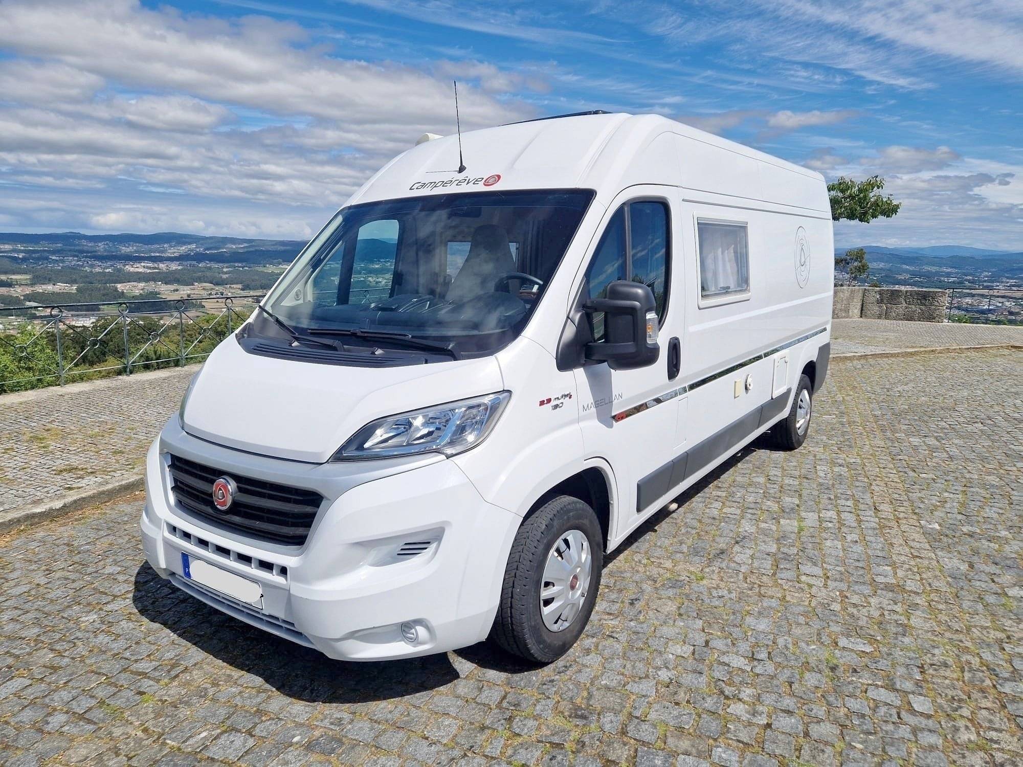 Vista del vehículo ángulo delantero Fiat 2,3 l 130 ch - Yescapa
