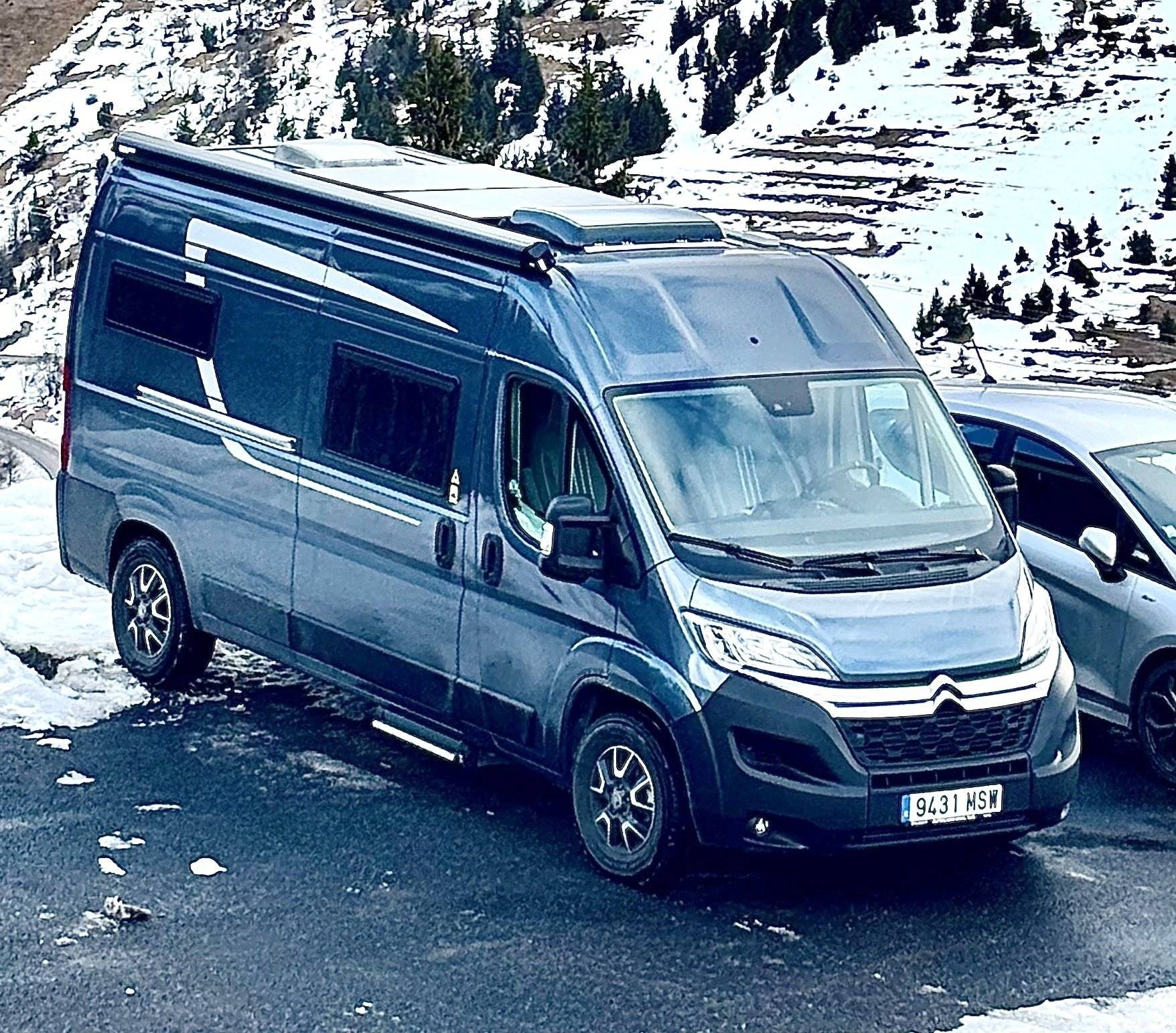 Front view from 3/4 Citroën 2.2L 140CV - Yescapa