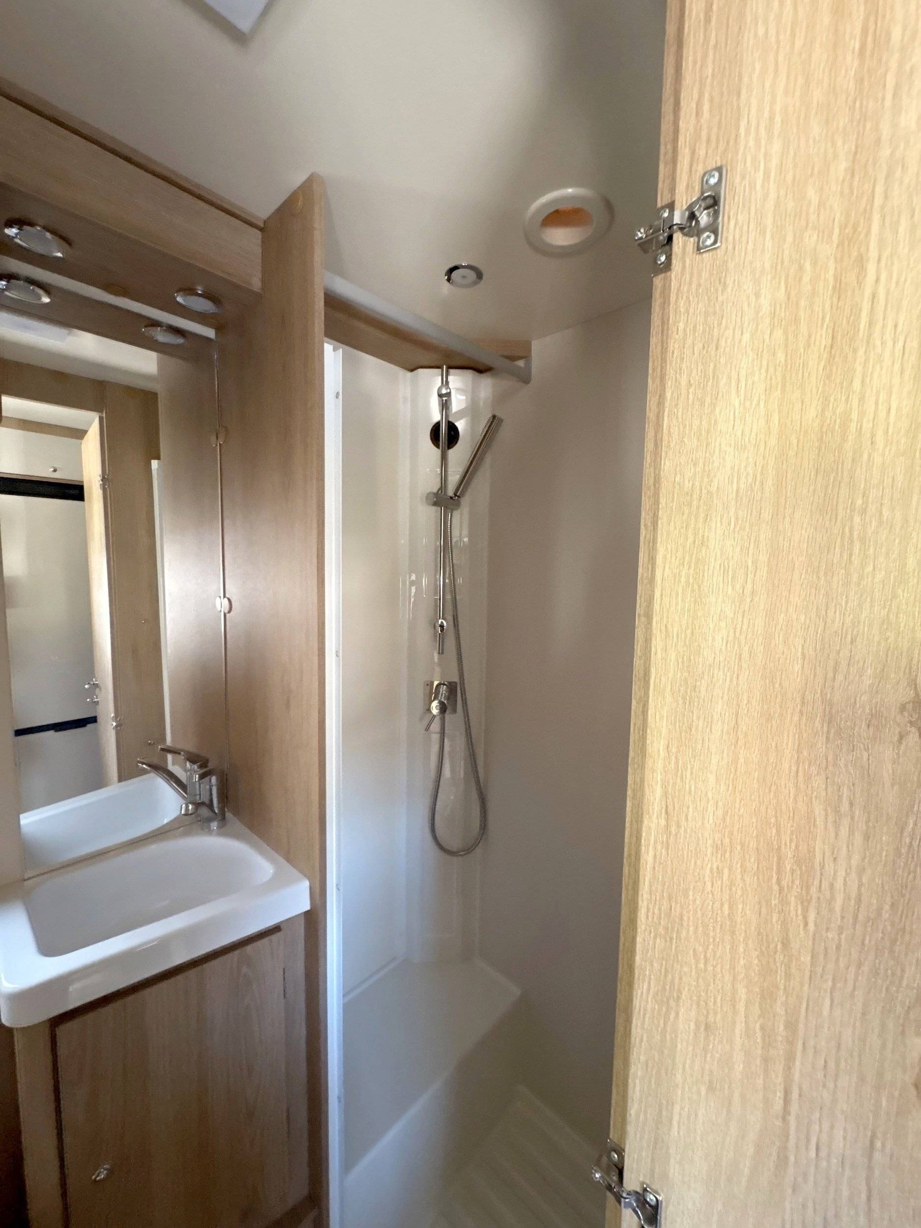 Bathroom / Toilets Ford Transit 2,0 l 130 ch - Yescapa