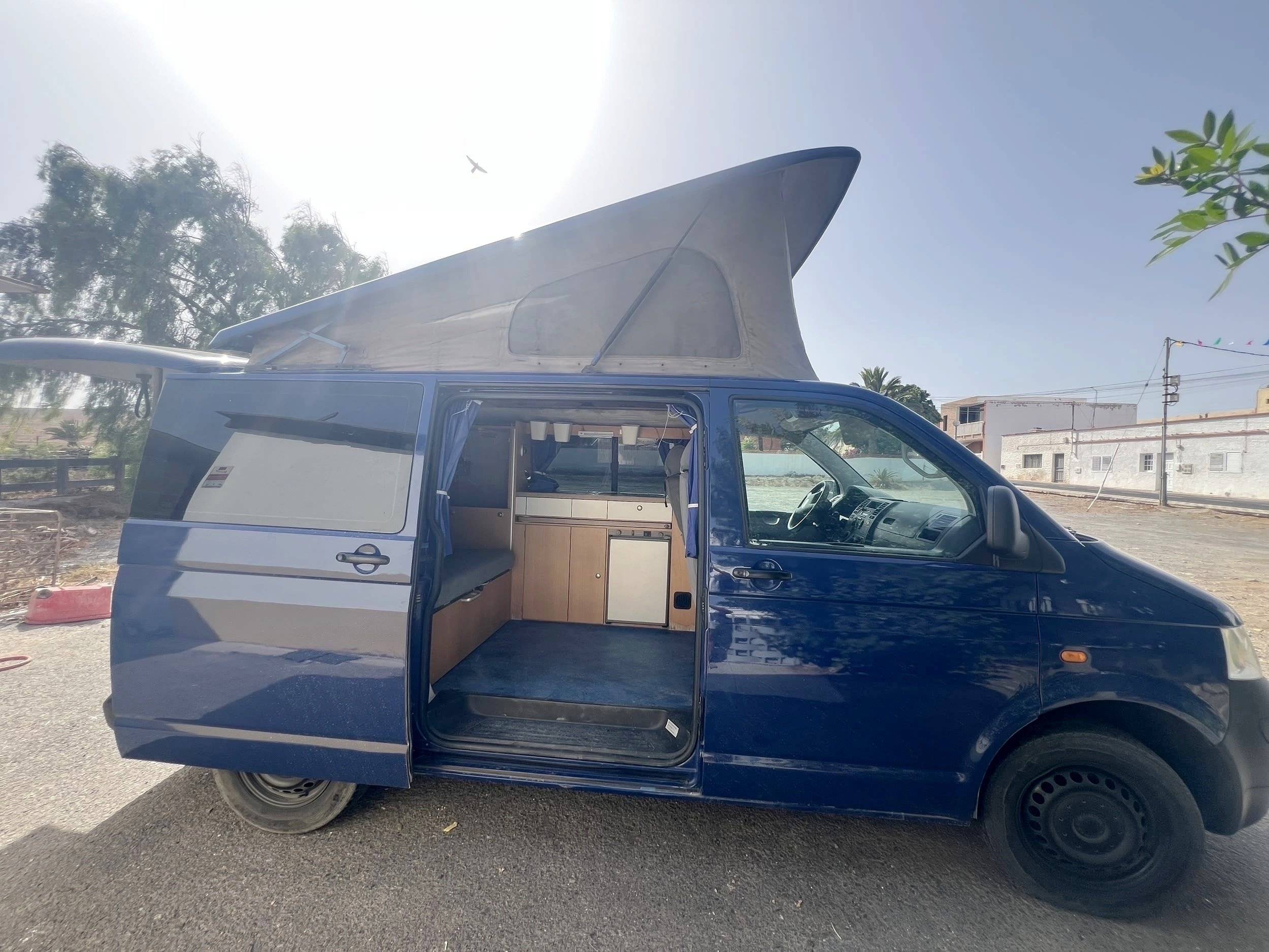 Vista de 3/4 Volkswagen Transporter - Yescapa