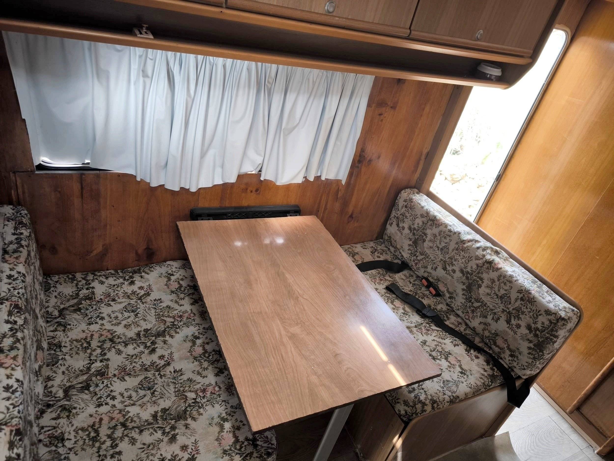 Dinette Ford Transit 125 ch - Yescapa