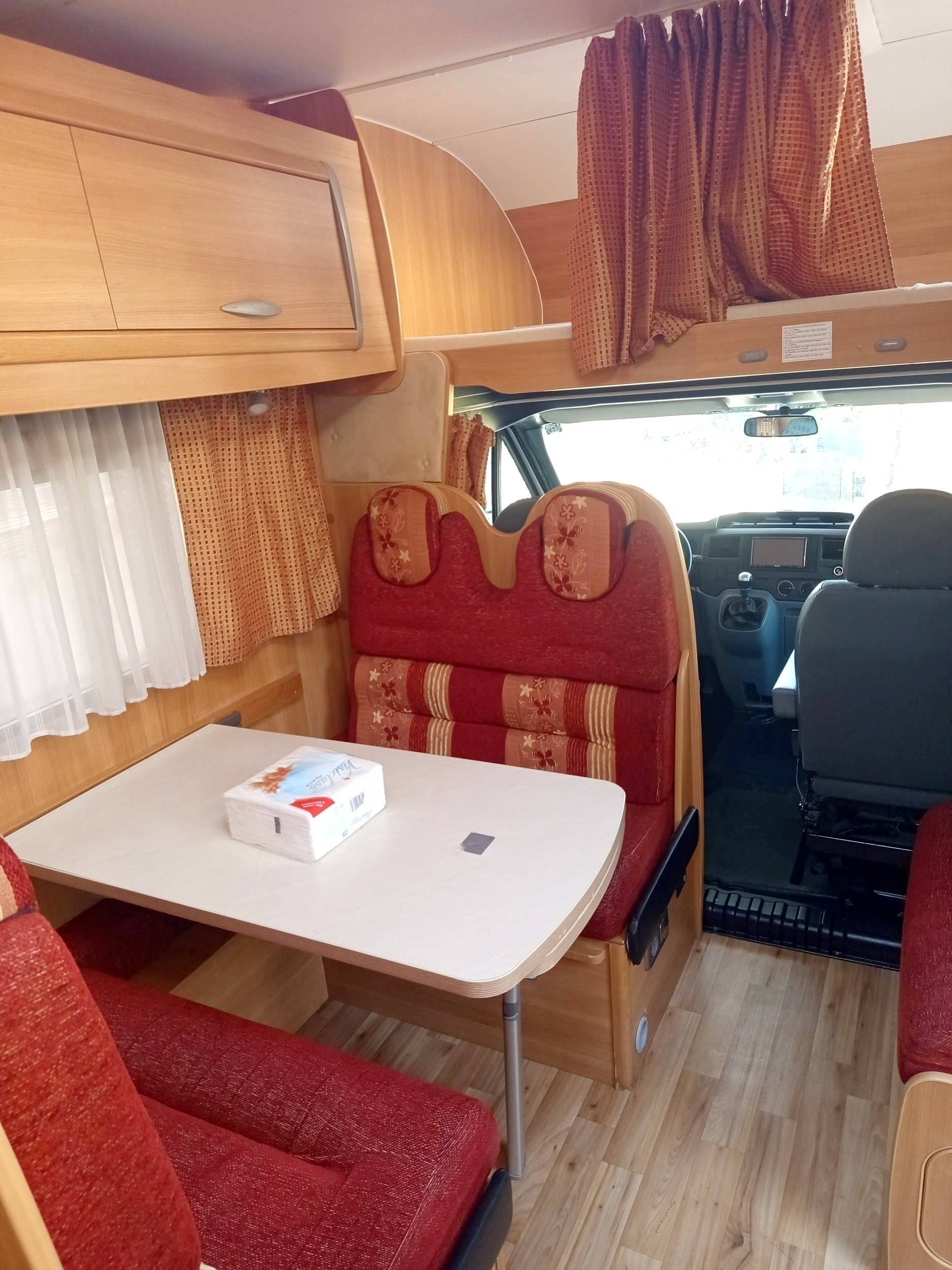Dining Area Ford Transit 2,2 l 125 ch - Yescapa
