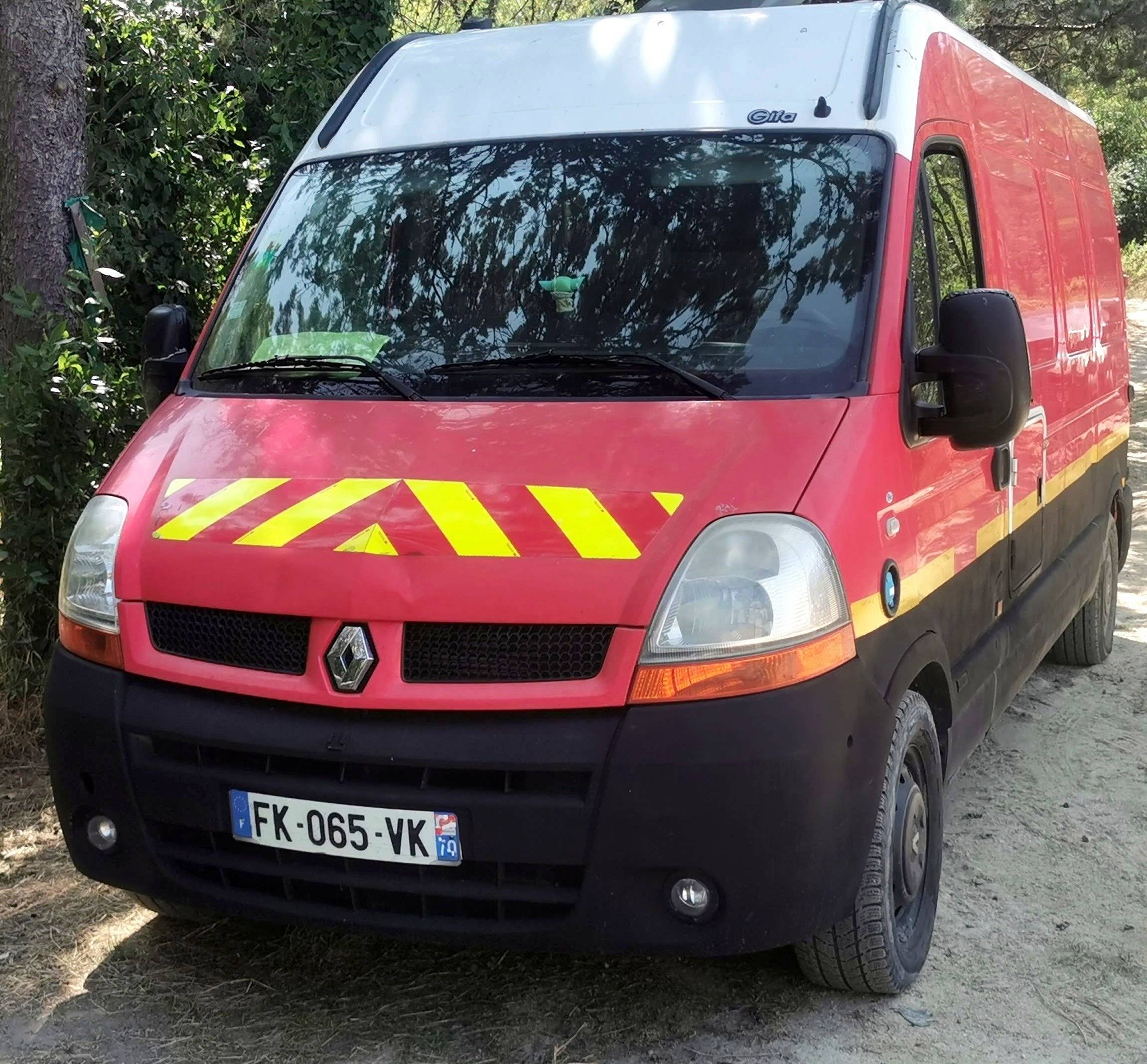 schräge Vorderansicht Renault 2,0 l dCi 115 ch - Yescapa