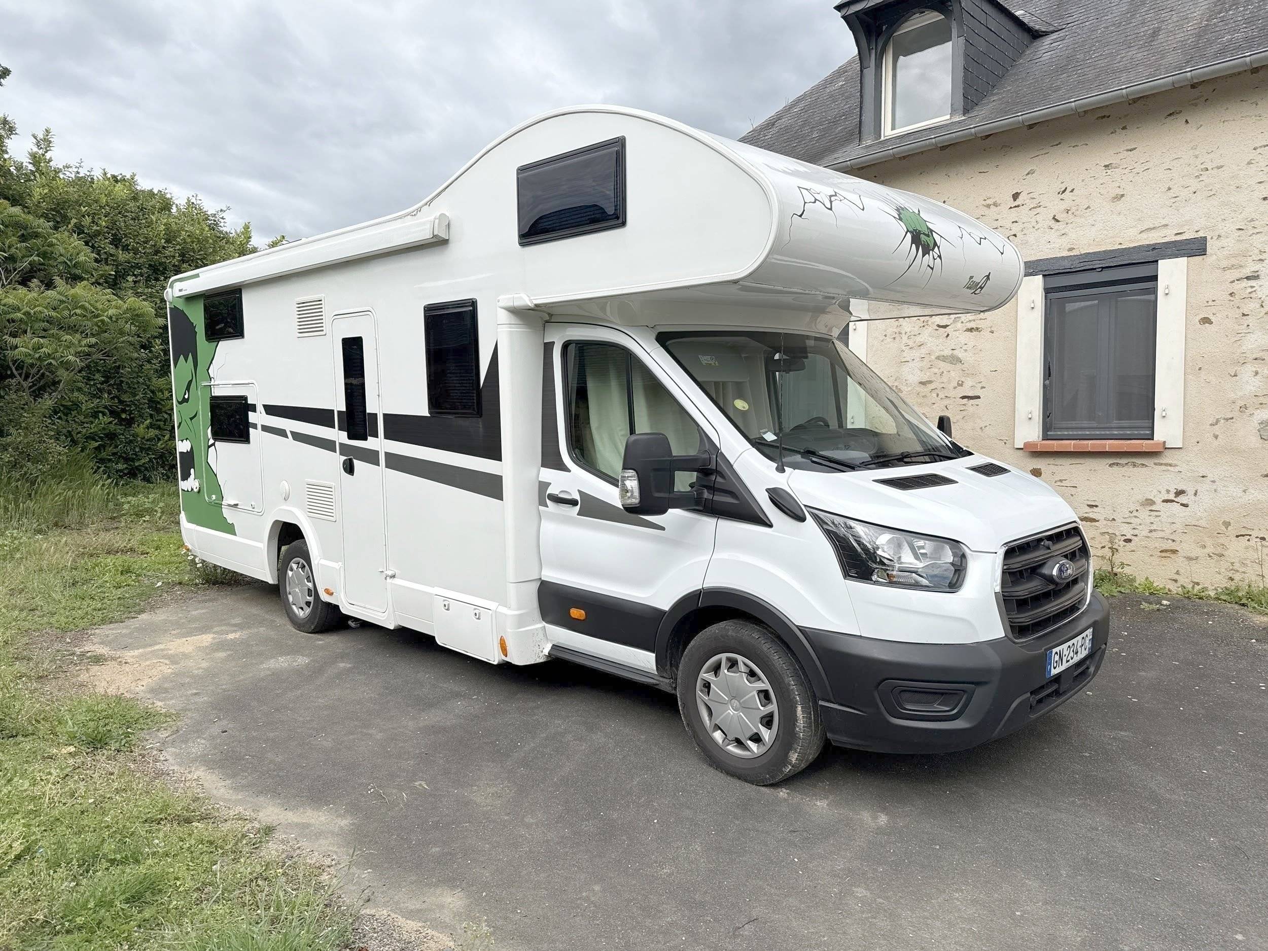 Front view from 3/4 Ford Transit 2,2 l 155 ch - Yescapa