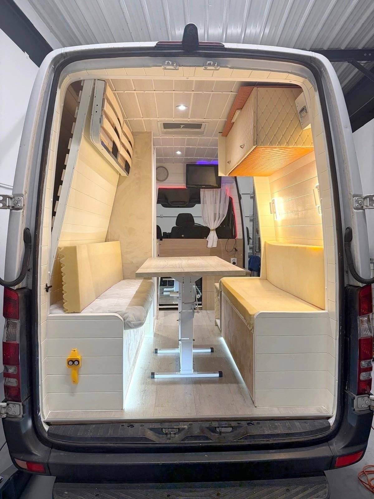 Área de jantar Mercedes Sprinter 313CDI - Yescapa
