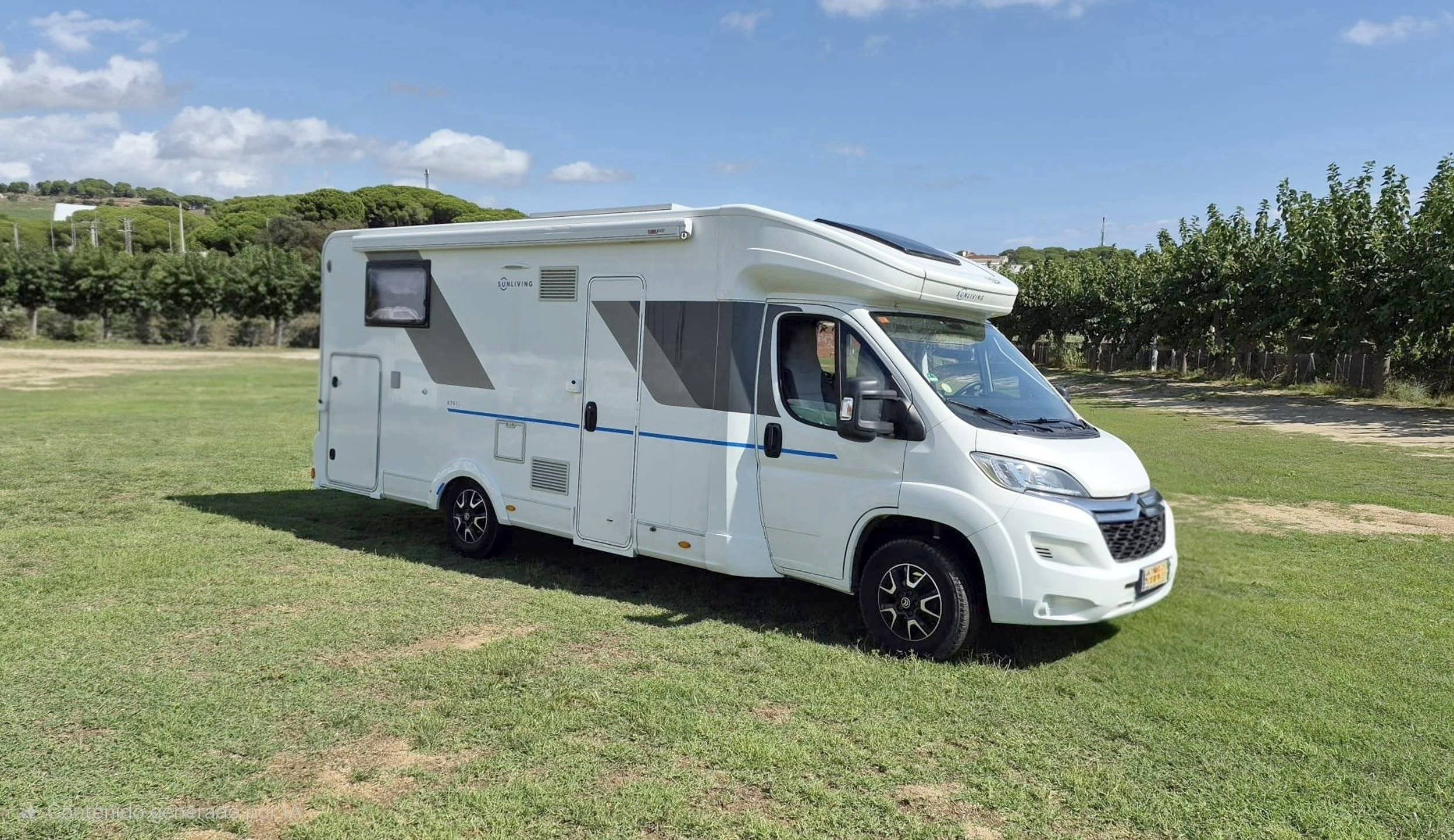 Front view from 3/4 Citroën Citroen Jumper 2,2 l Blue HDi 165PS - Yescapa