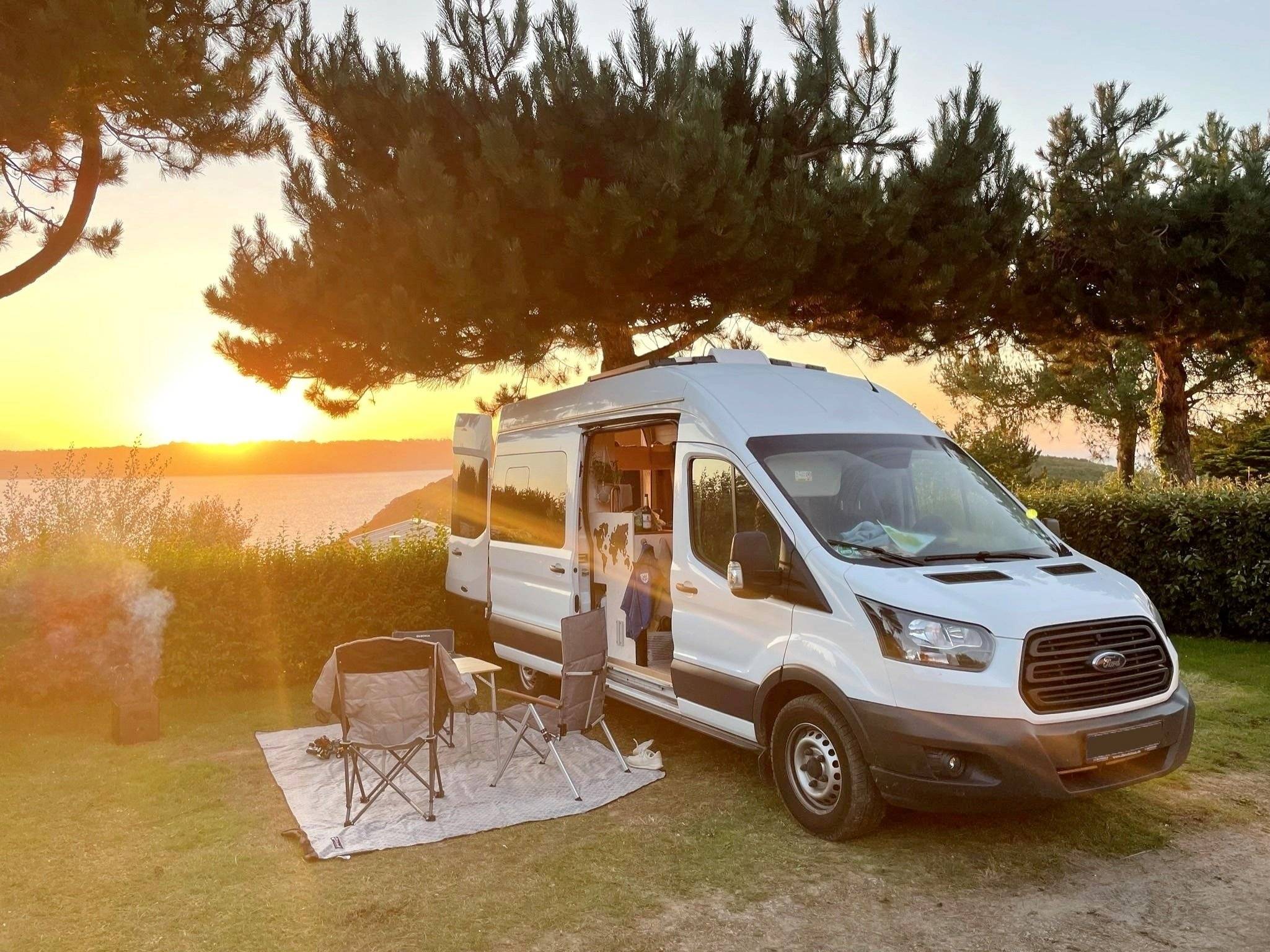 Vista del vehicle angle davanter Ford - Yescapa