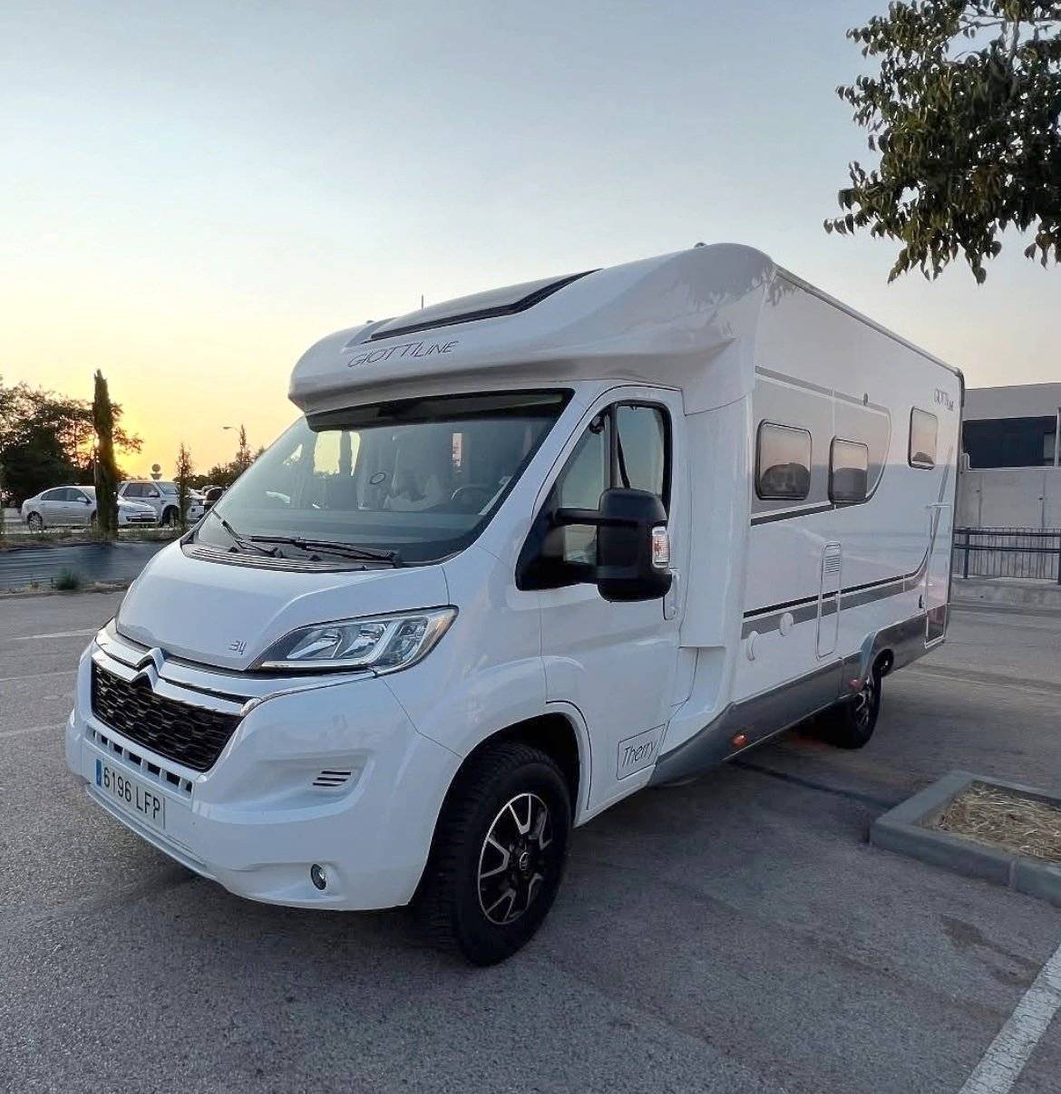 Vue avant de 3/4 Citroën Jumper 2,0 l 163 ch - Yescapa