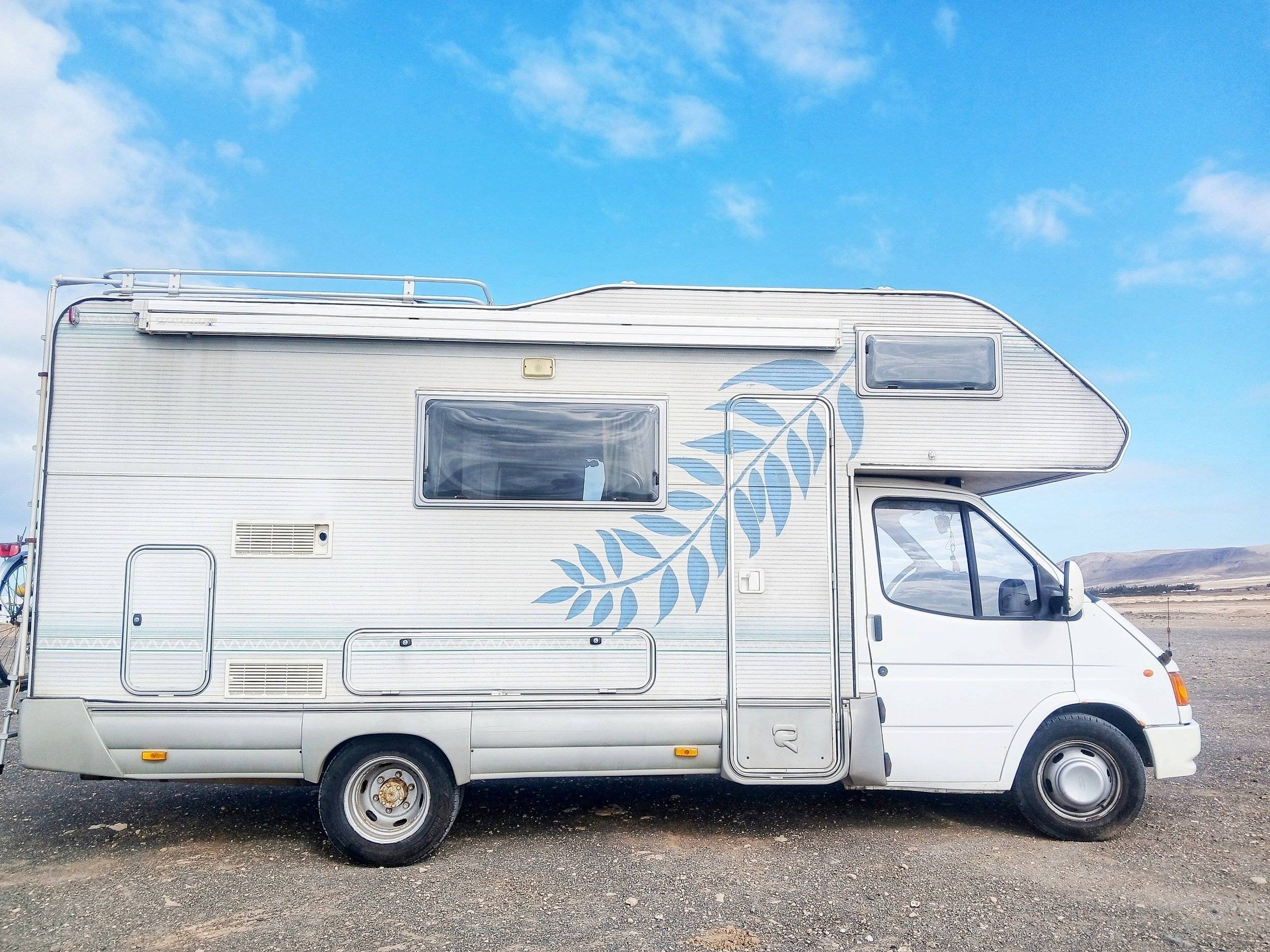 Vue avant de 3/4 Ford Transit 2,5 l TDCi 140 ch. - Yescapa