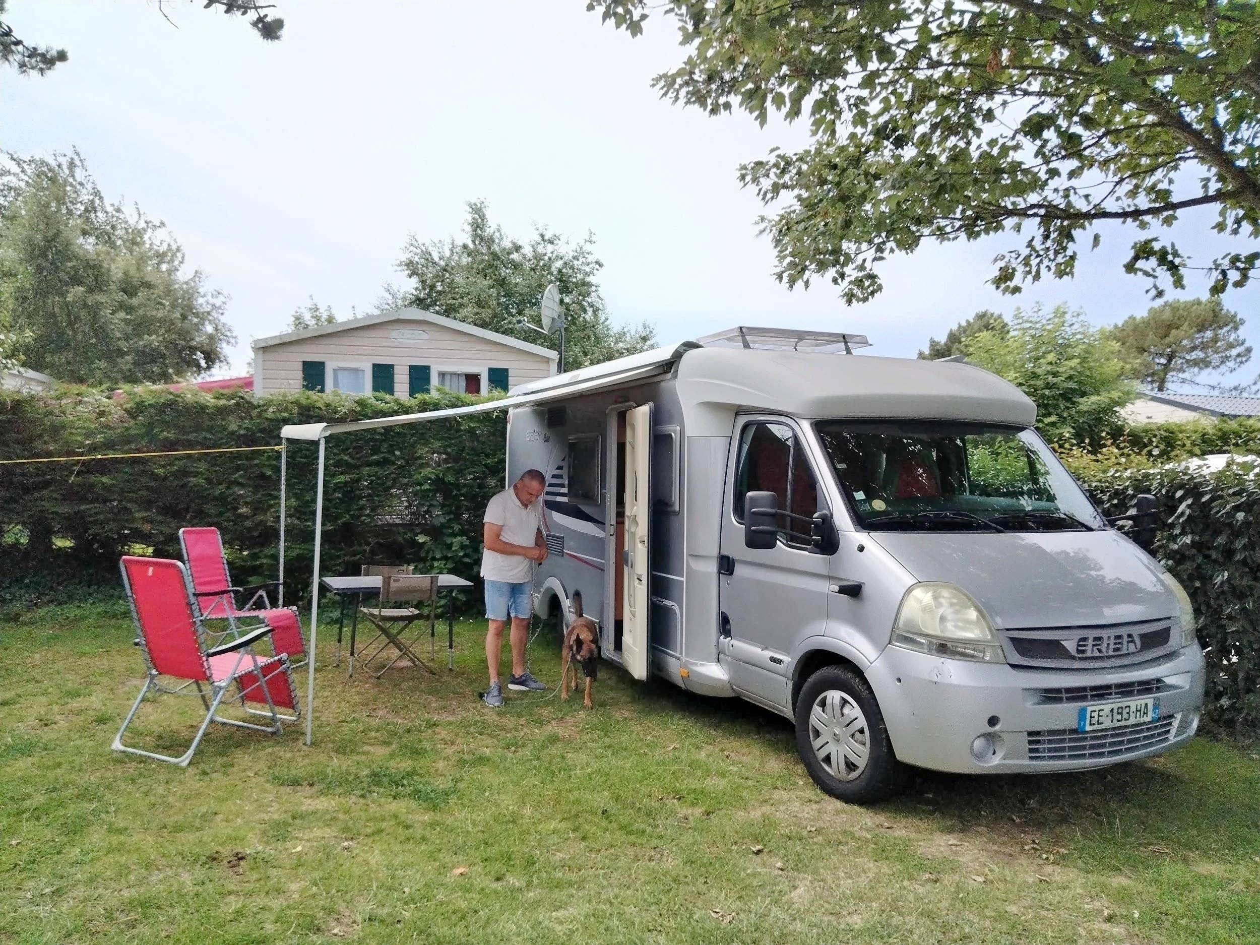 Vista del vehicle angle davanter Renault Master 2,5 l dCi 150 ch. - Yescapa