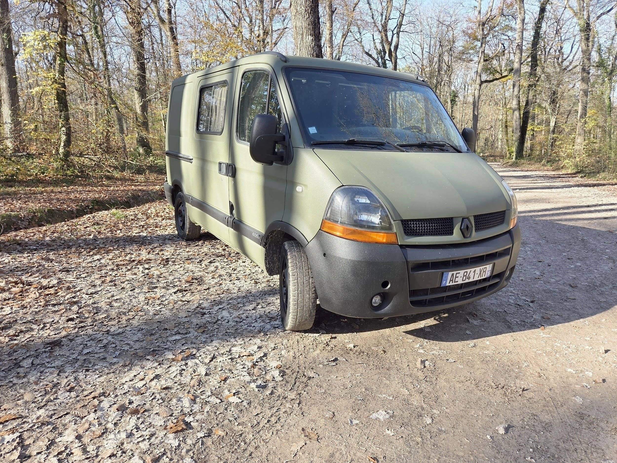 Front view from 3/4 Renault Master 2,5 l dCi 120 ch. - Yescapa