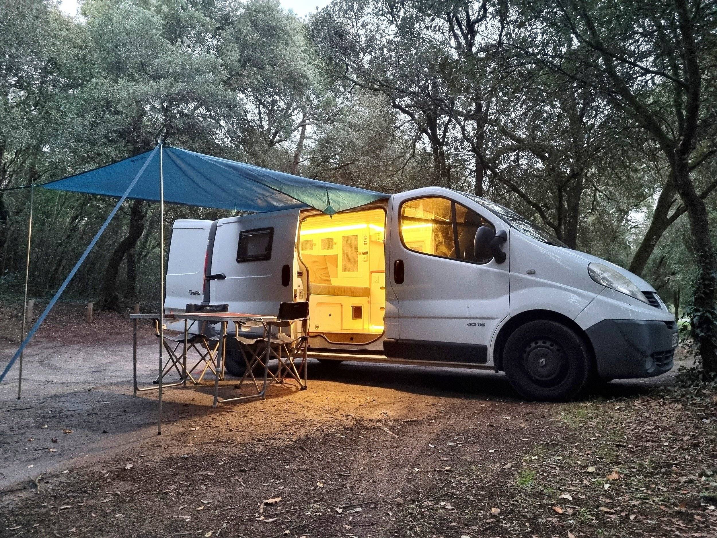Vue avant de 3/4 Renault Trafic 2 l 115 ch - Yescapa