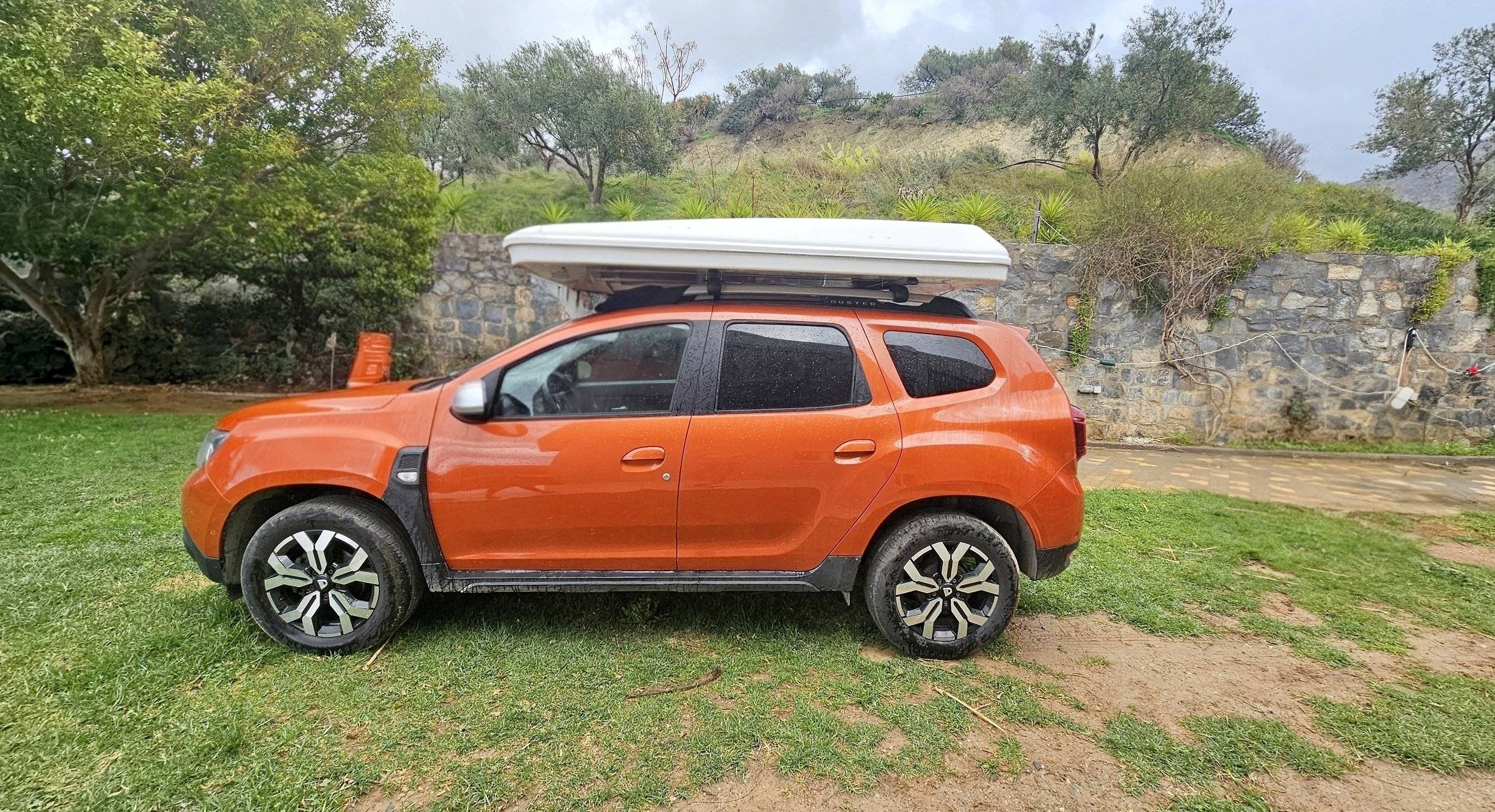 Vista part posterior del vehicle Dacia Duster - Yescapa