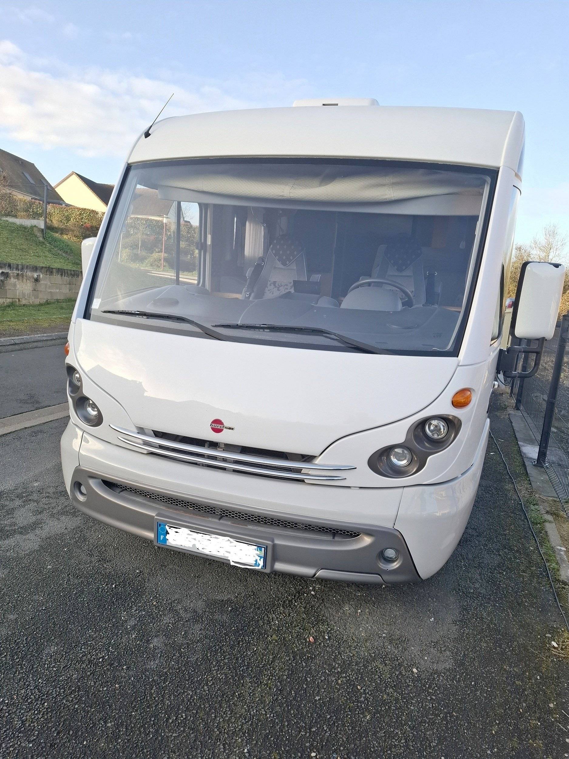 schräge Vorderansicht Fiat FIAT DUCATO - Yescapa