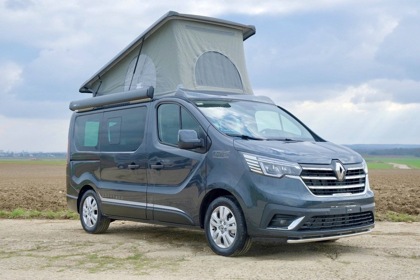 Vue avant de 3/4 Renault Renault Trafic - Yescapa