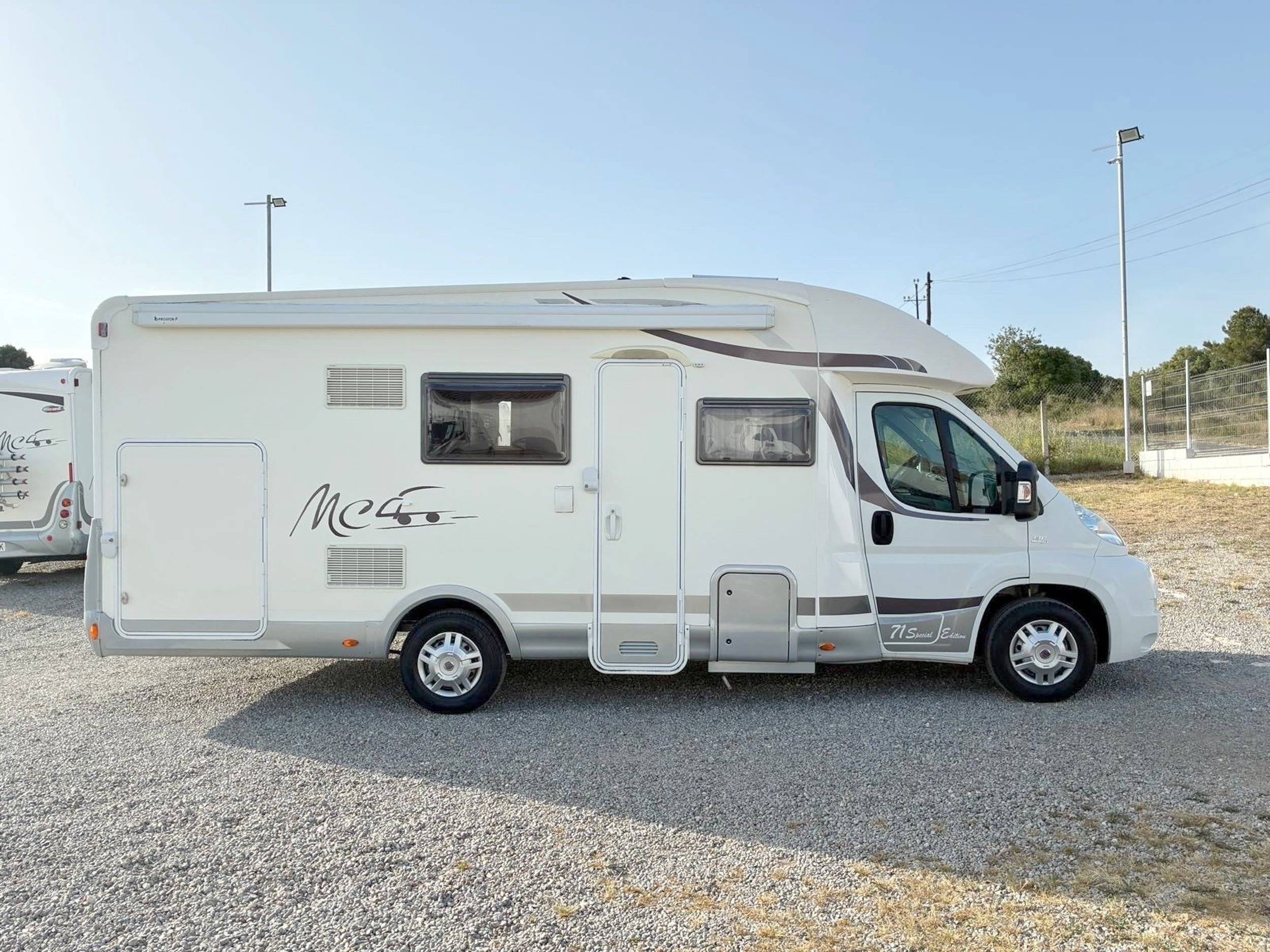 Vista del vehicle angle davanter Fiat Ducato 2.3 130cv Multijet - Yescapa
