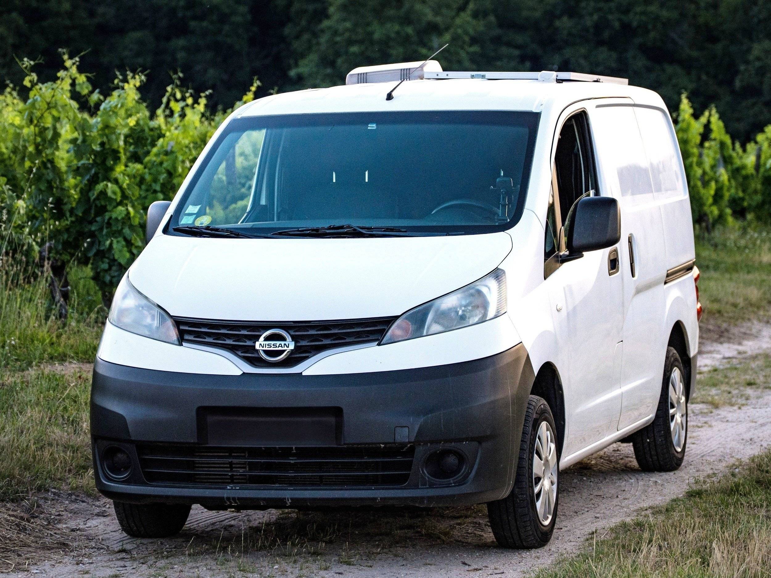 Vista de 3/4 Nissan NV200 - Yescapa