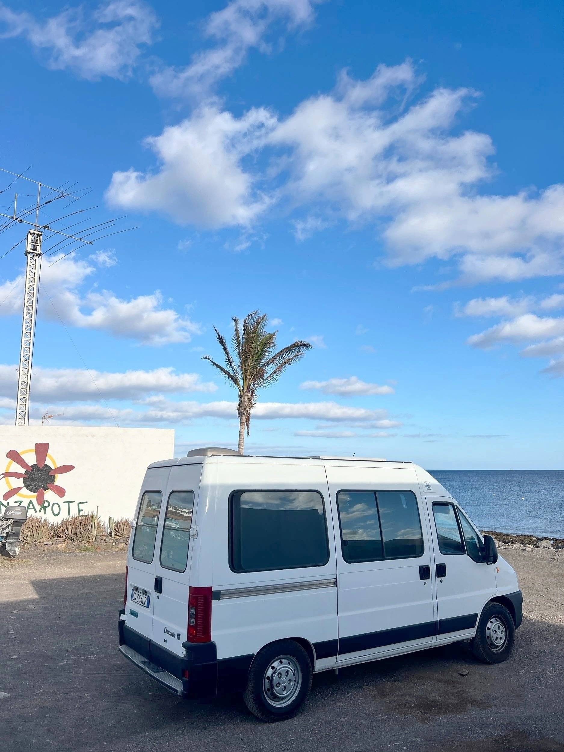 Vista de 3/4 Fiat Ducato 244 - Yescapa