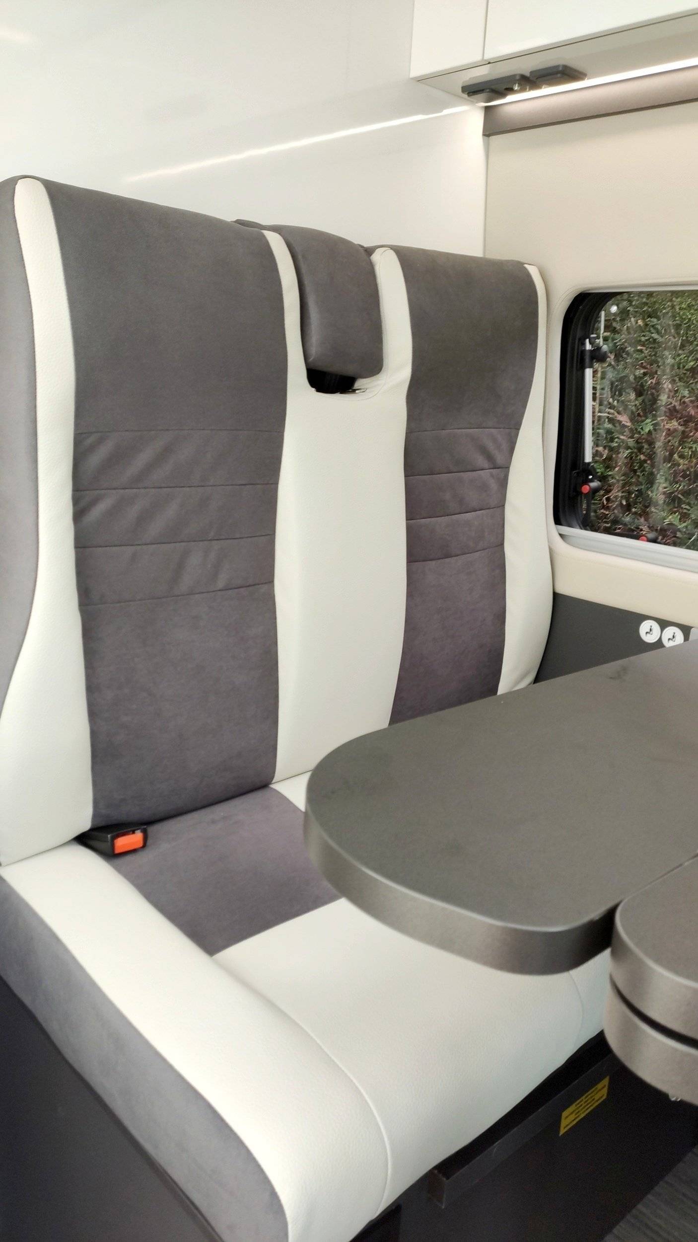 Dining Area Fiat Ducato 2,3 l 140cv - Yescapa