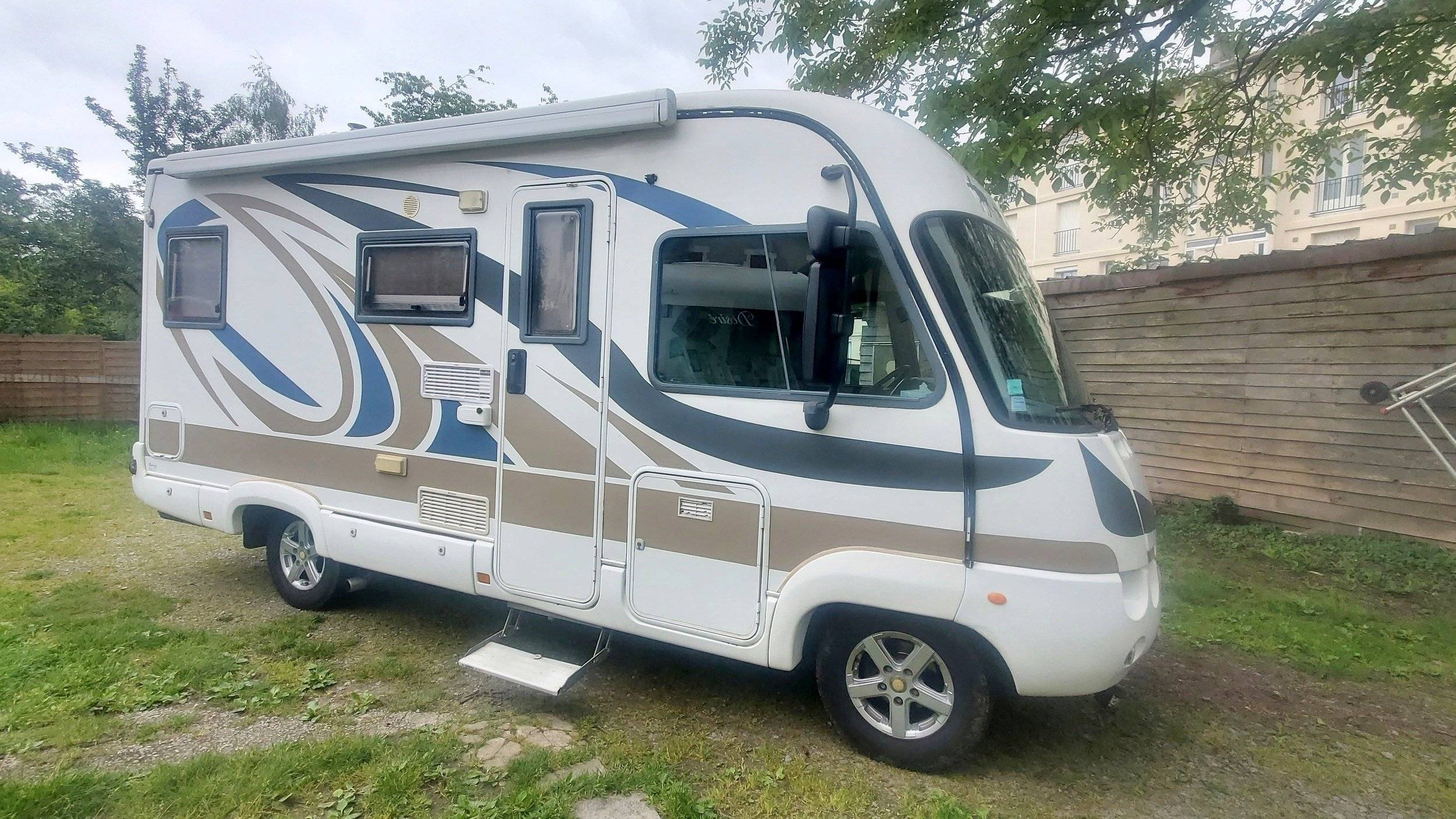 Vista frontale a ¾ Mercedes 2,15 l 190 ch - Yescapa