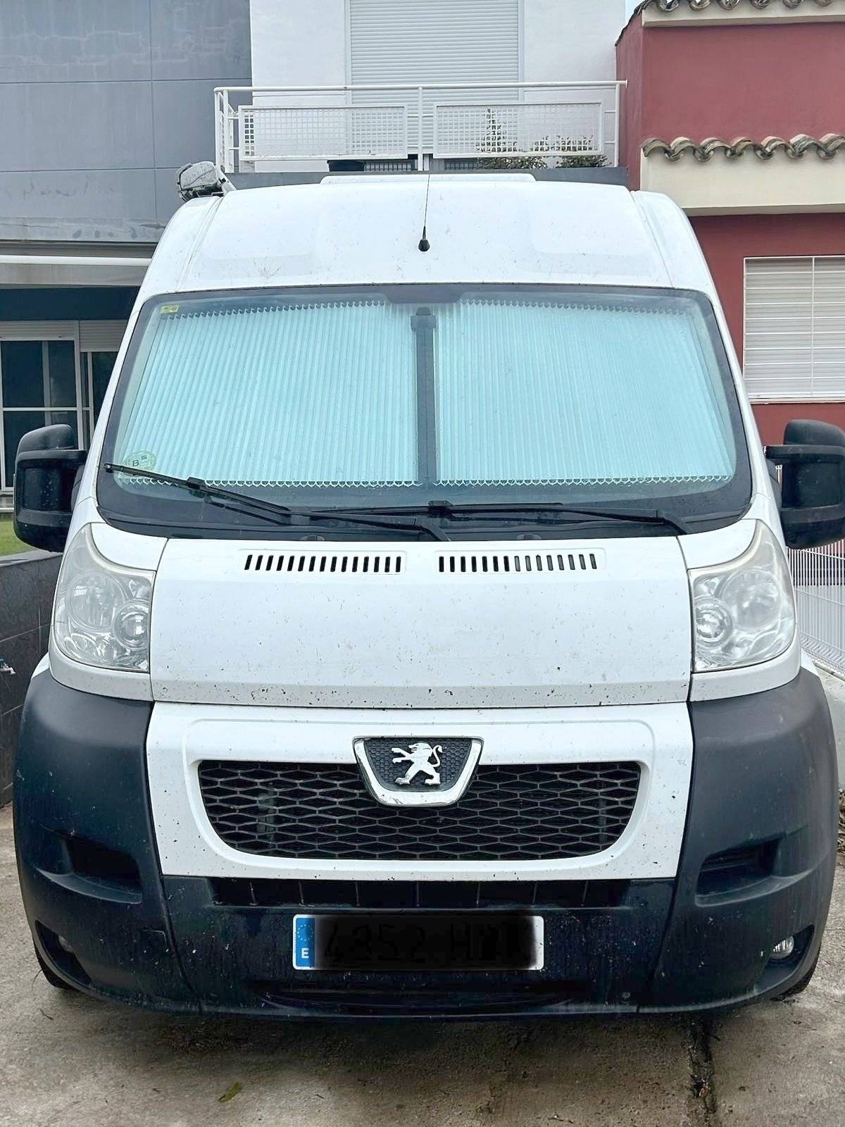schräge Vorderansicht Peugeot Boxer - Yescapa
