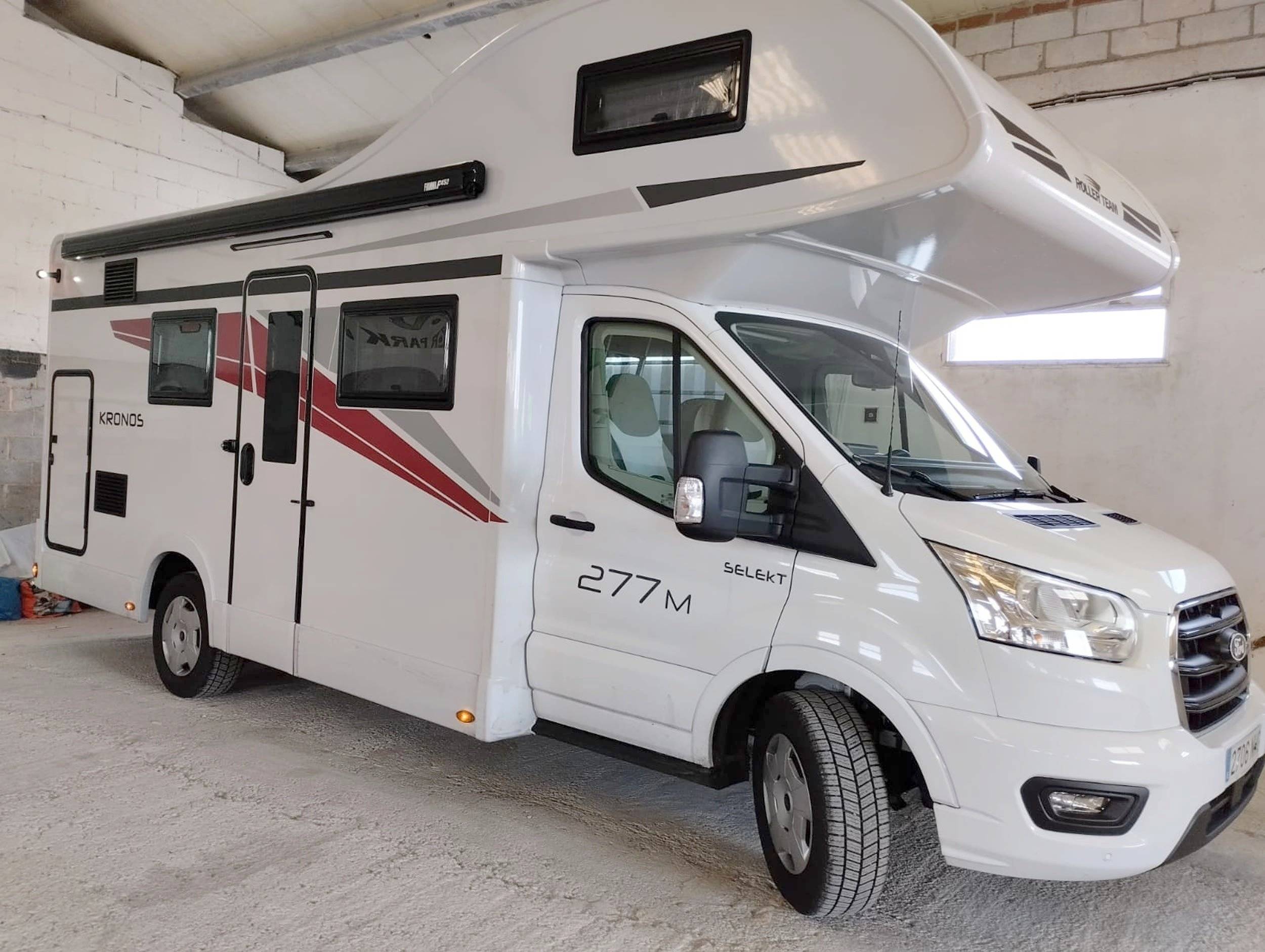 Vue avant de 3/4 Ford Transit 2,0 l 170 ch - Yescapa