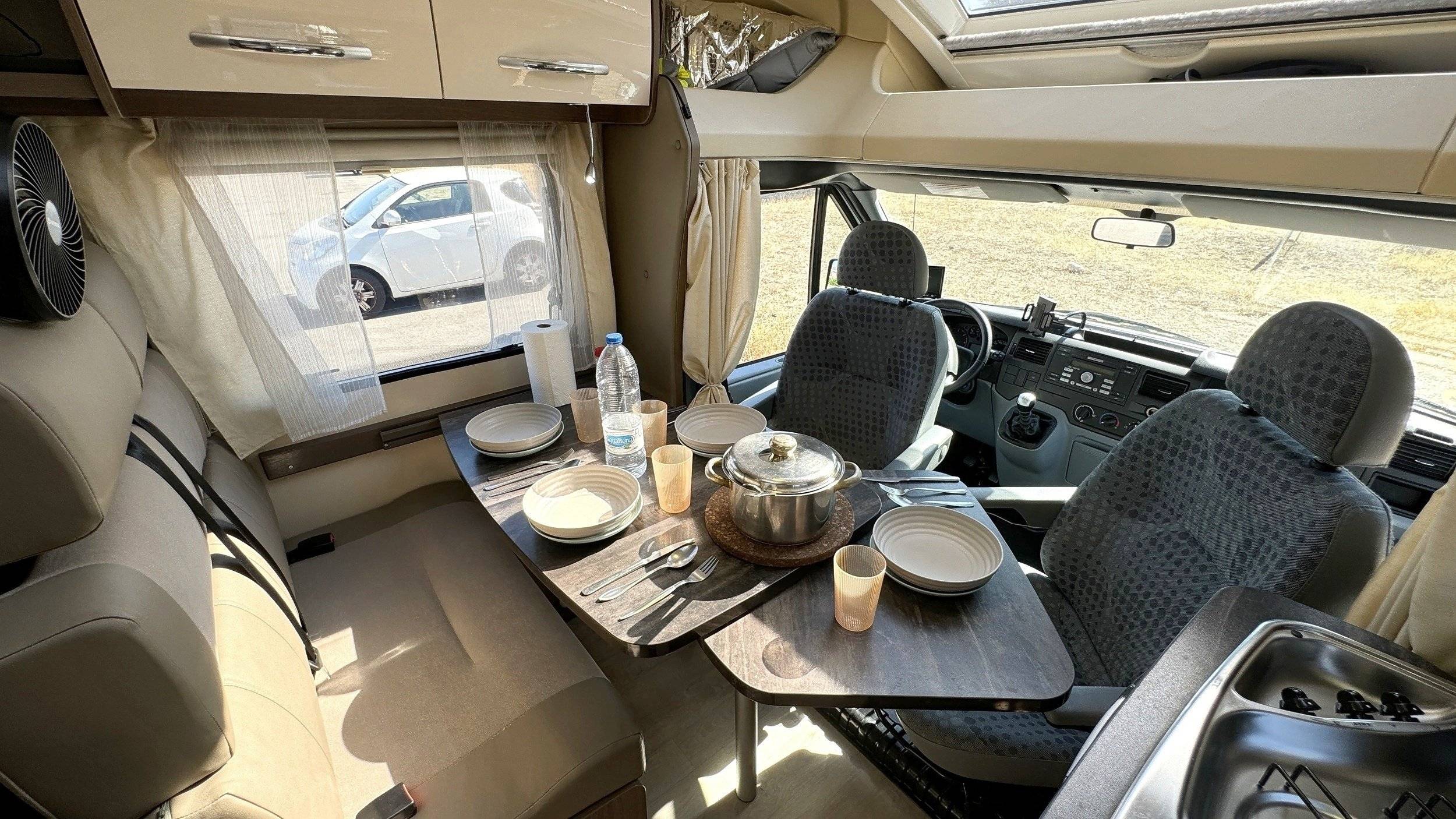 Dining Area Ford - Yescapa