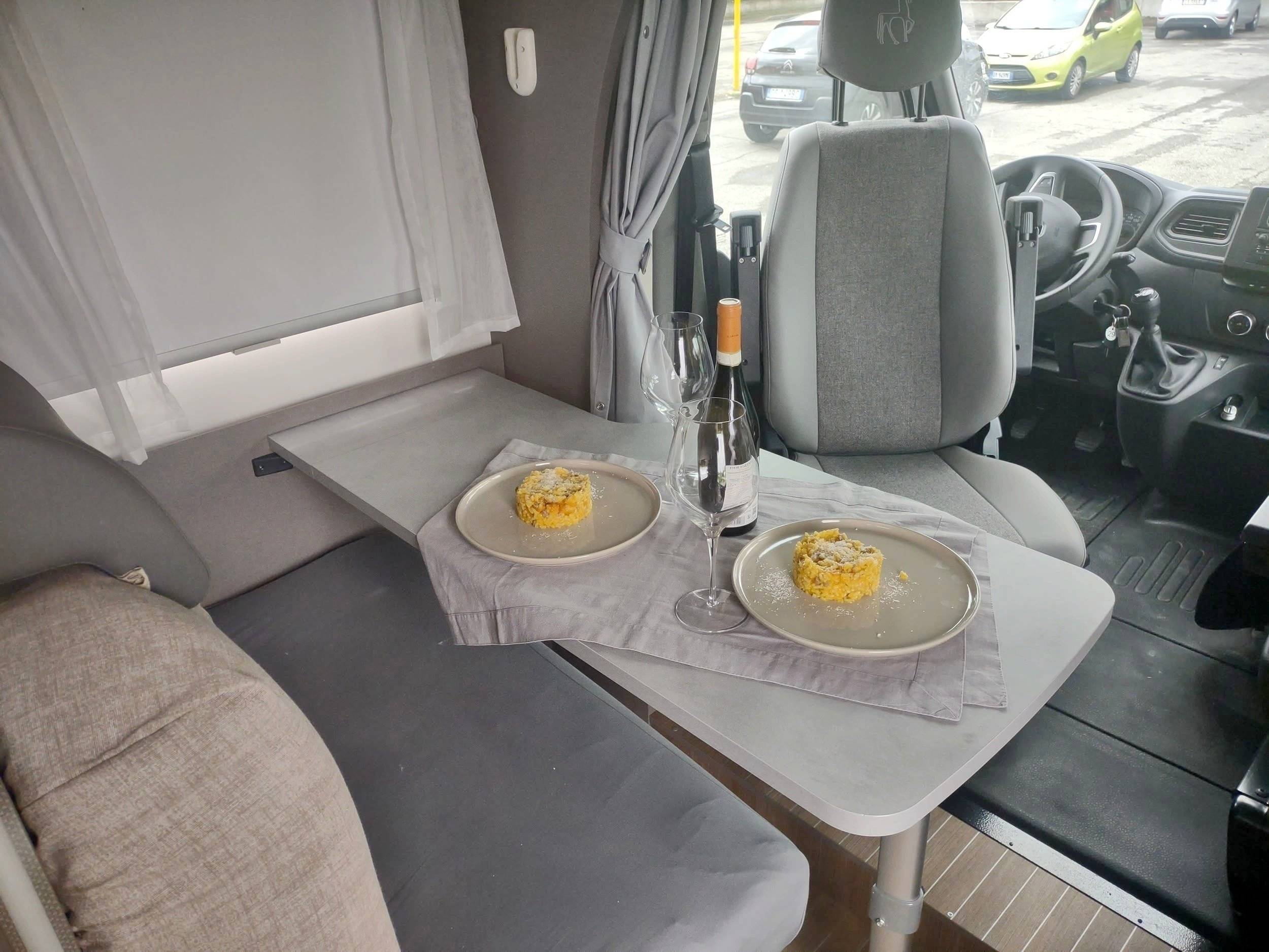 Dinette Renault Master 2,3 l 125 ch - Yescapa