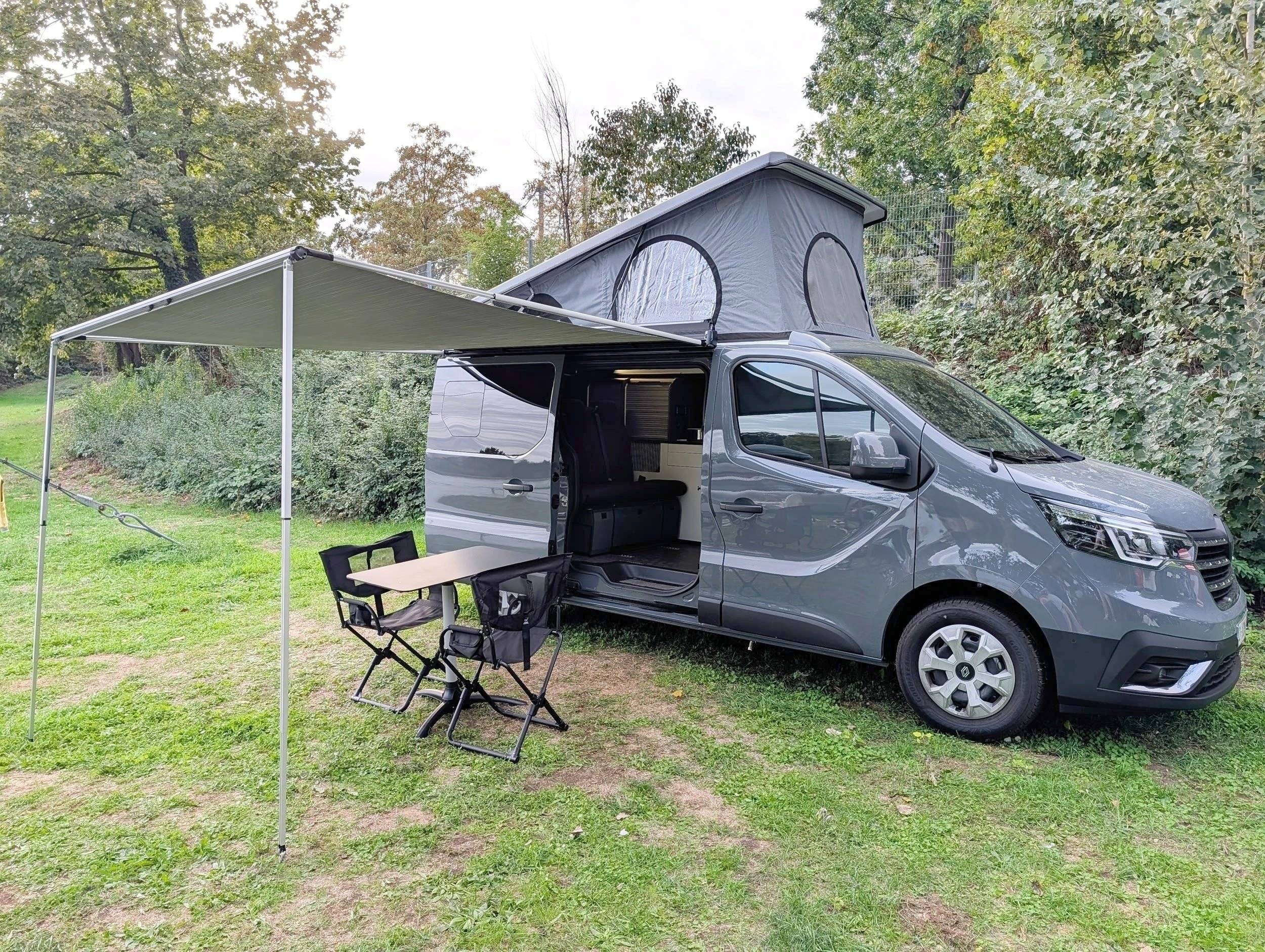 Vista del vehículo ángulo delantero Renault Renault Trafic III 2.0L DCI 150CV - Yescapa