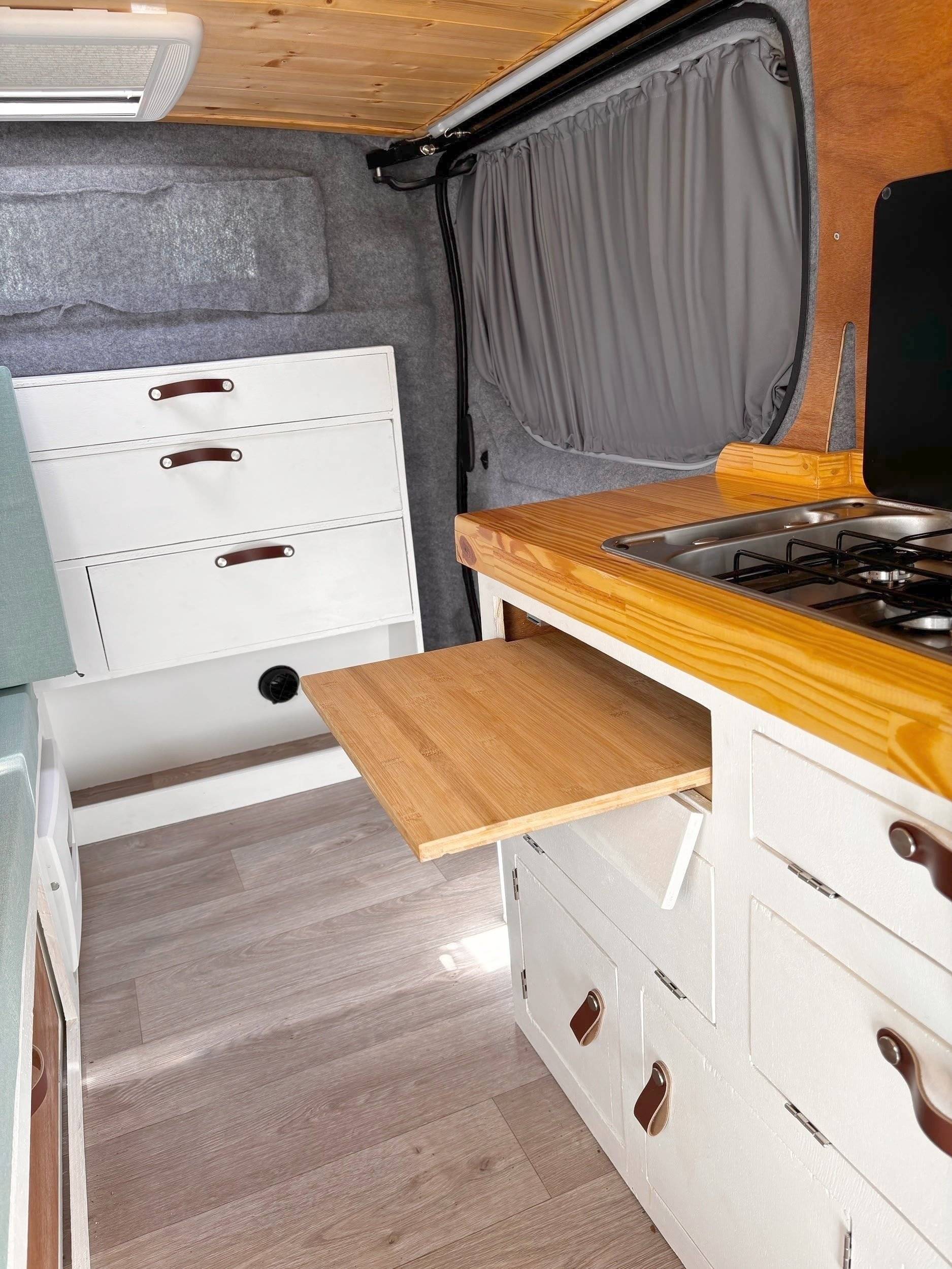 Menjador Opel Vivaro 115ch - Yescapa