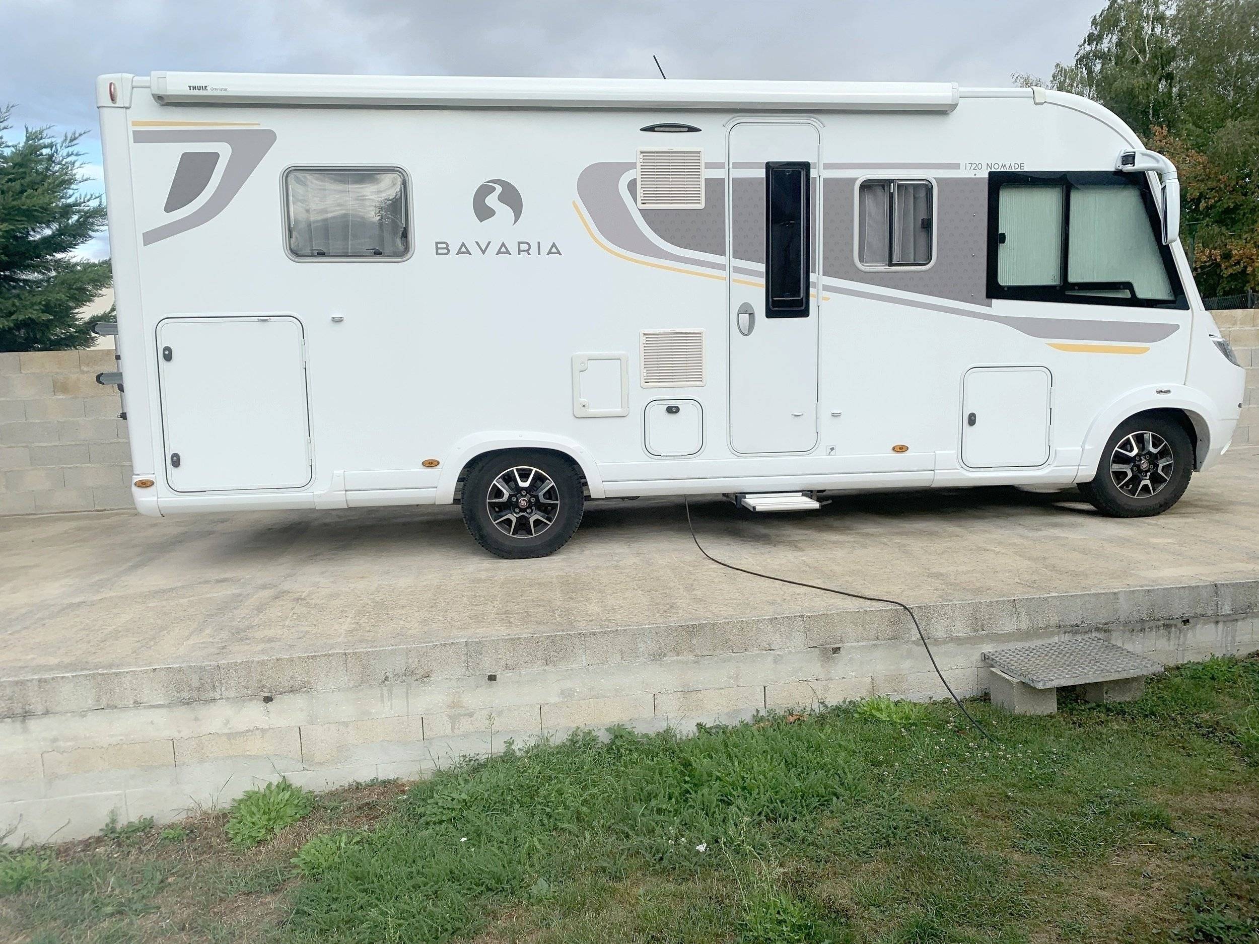 Vista de 3/4 Fiat Ducato 2,3 l Mjet 140 Euro 6D - Yescapa