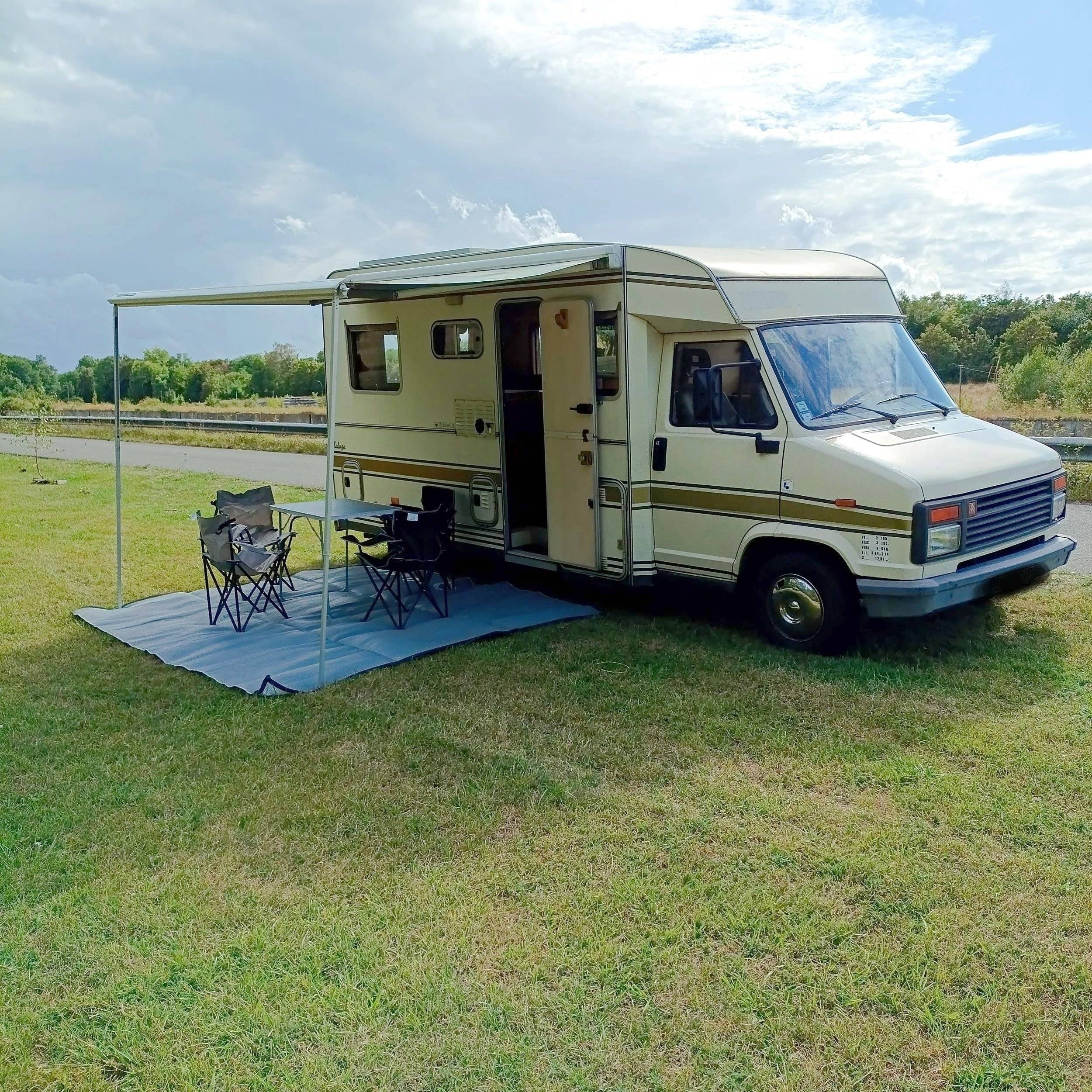 Vista de 3/4 Citroën C25 - Yescapa